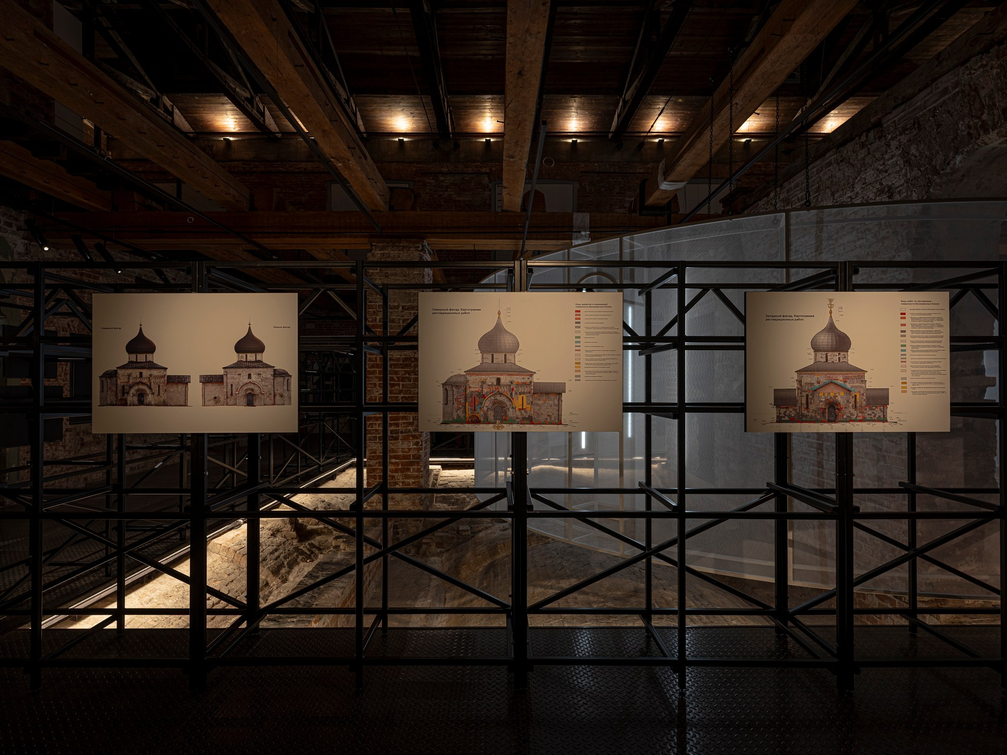 Выставочный проект «Белый Храм. История Георгиевского собора „и созда ю чюдну, резным каменем“». Фотограф Василий Буланов