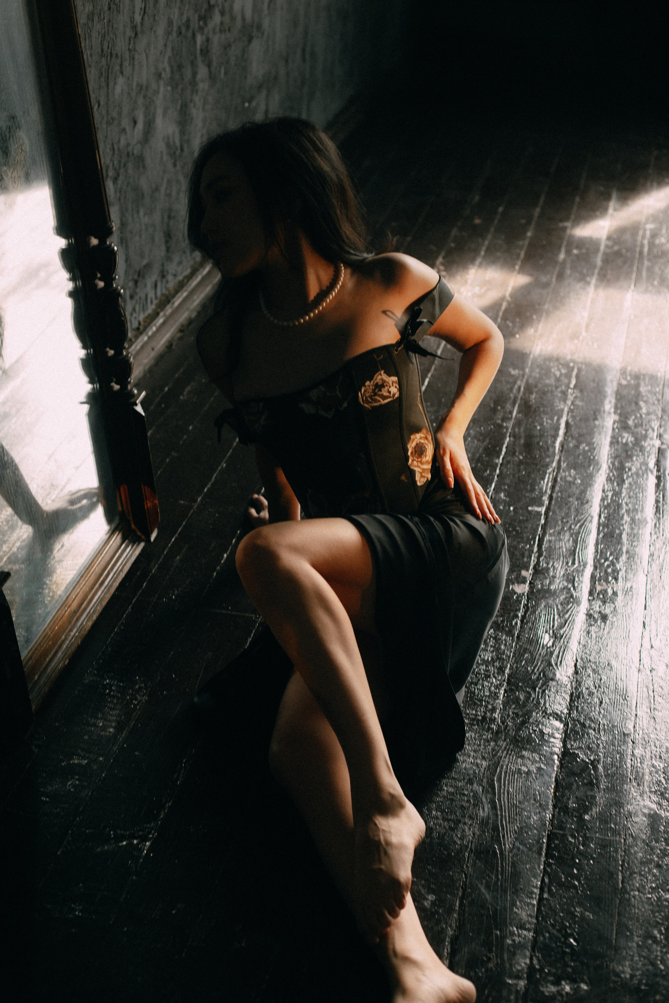 Драматичный женский портрет, глубокий взгляд, контрастное освещение,фотосессия Новосибирск, женская фотосессия в Новосибирске, женский фотограф, фотосессия в студии, красивая девушка