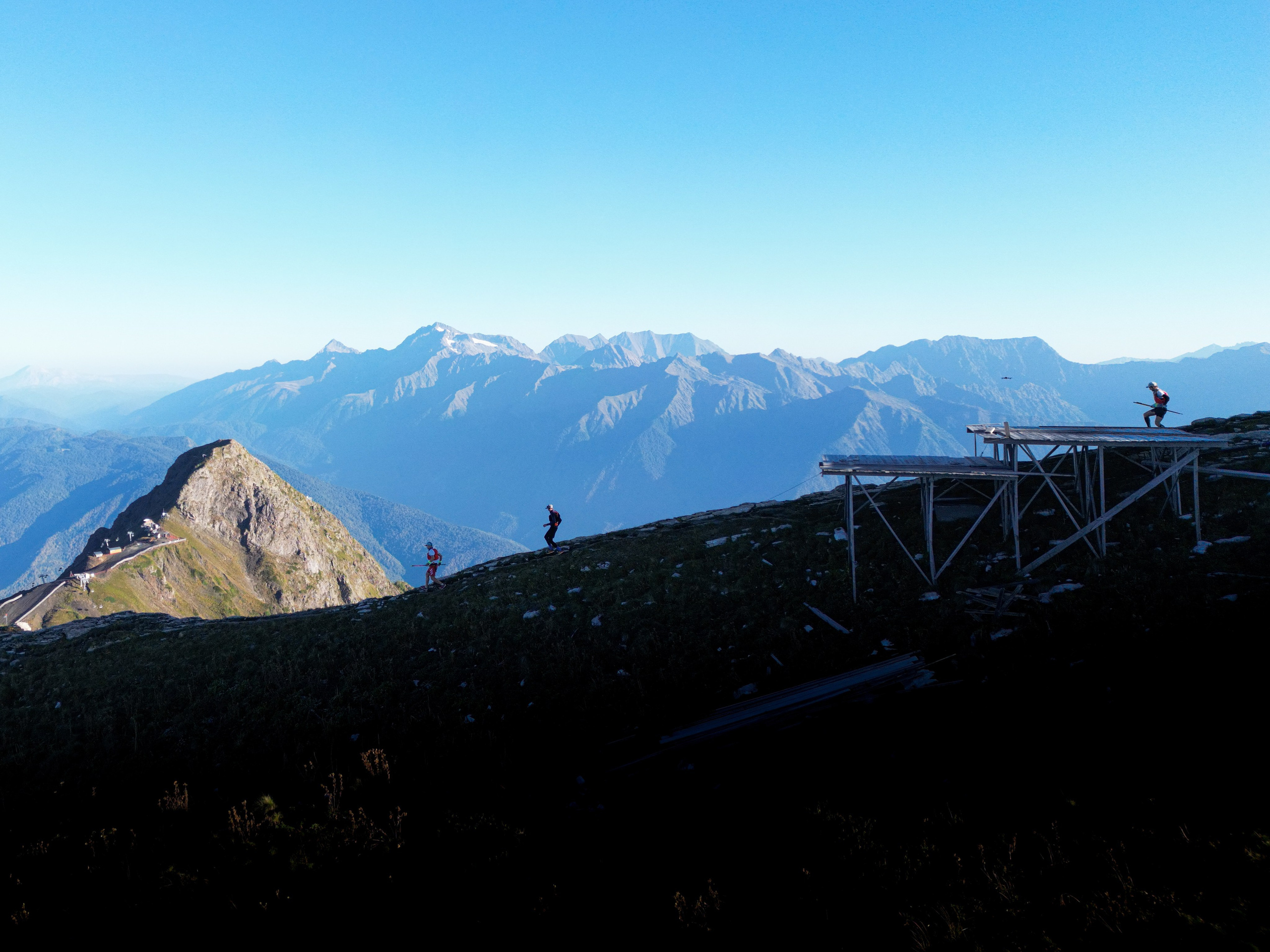 Кадр с копретра сверху гор спортсменов с трейла с дистанции   