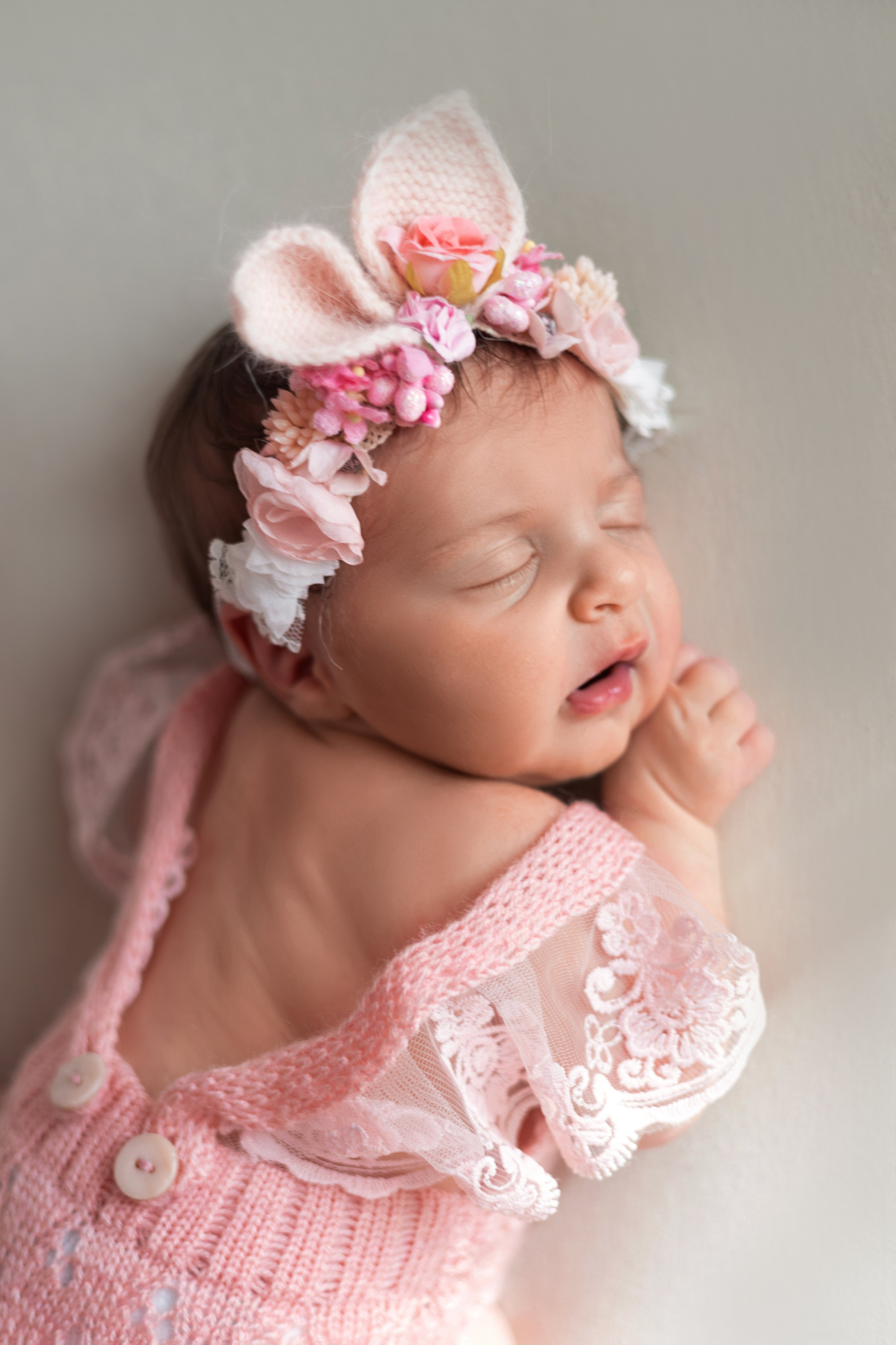 новорожденный ребенок в костюме зайчика, ободок ушки зайца, малыша в розовом