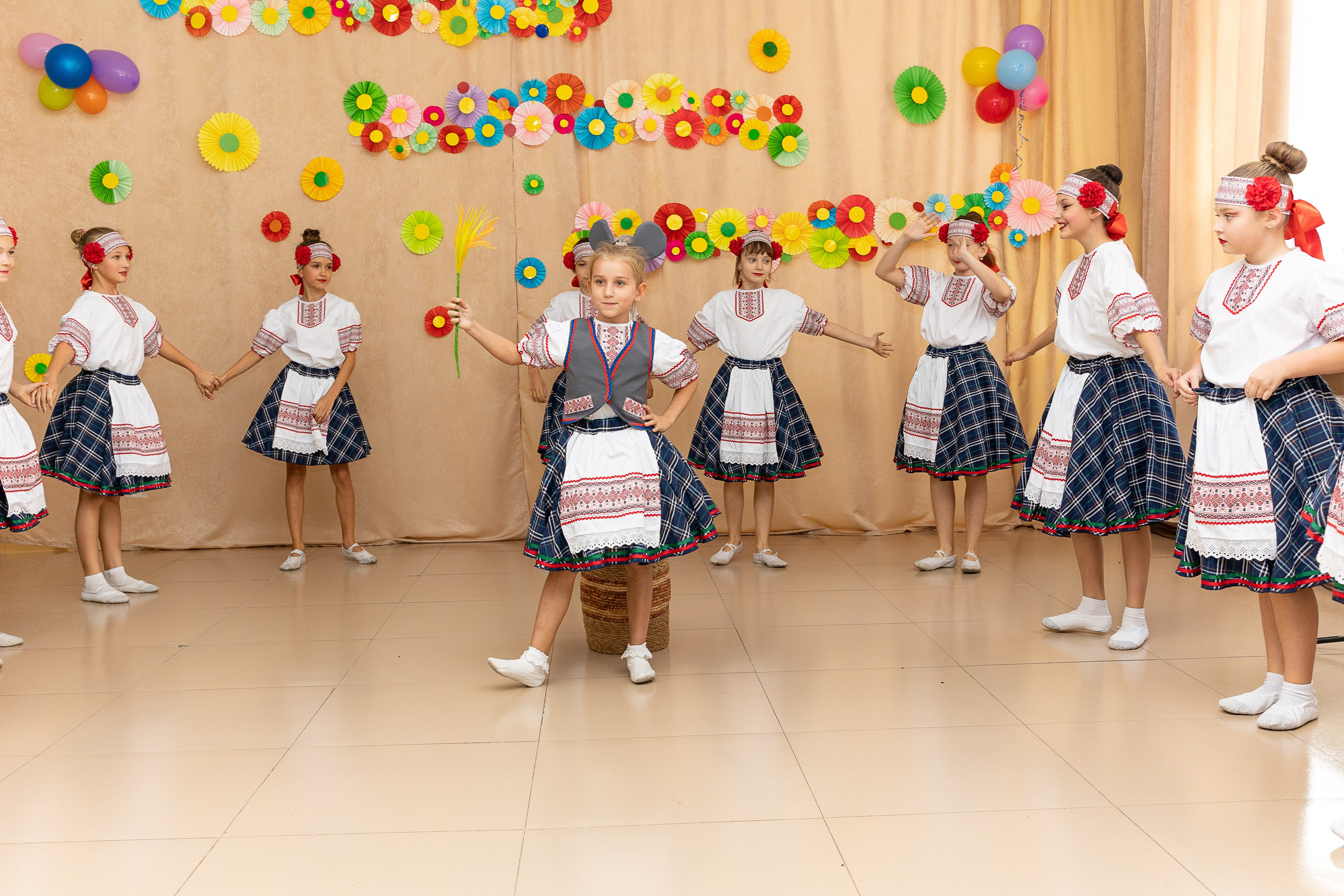 Выступление танцевального коллектива Браво. Выпускные альбомы во Владивостоке