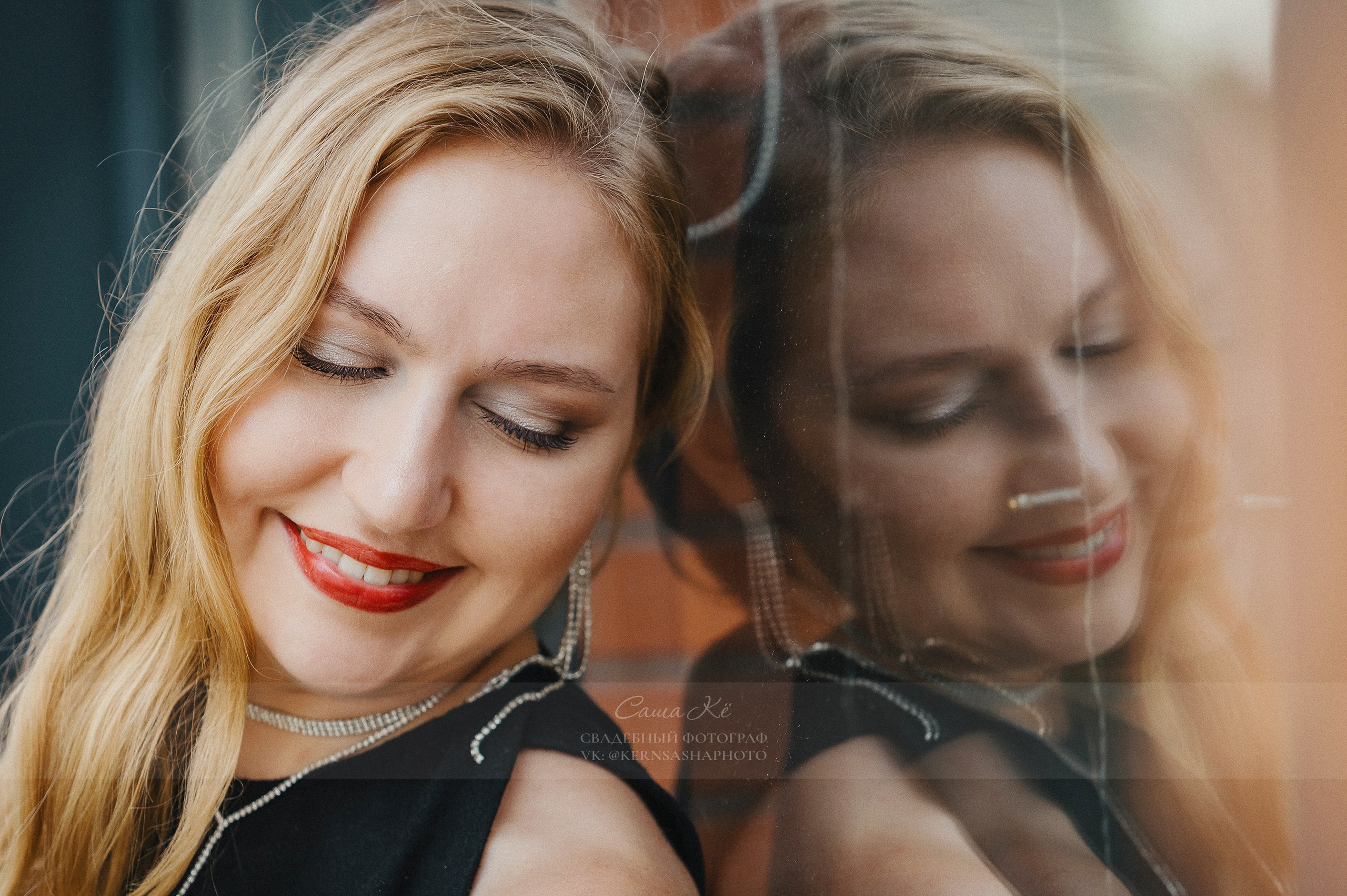 Свадебная пара целуется на фоне заката