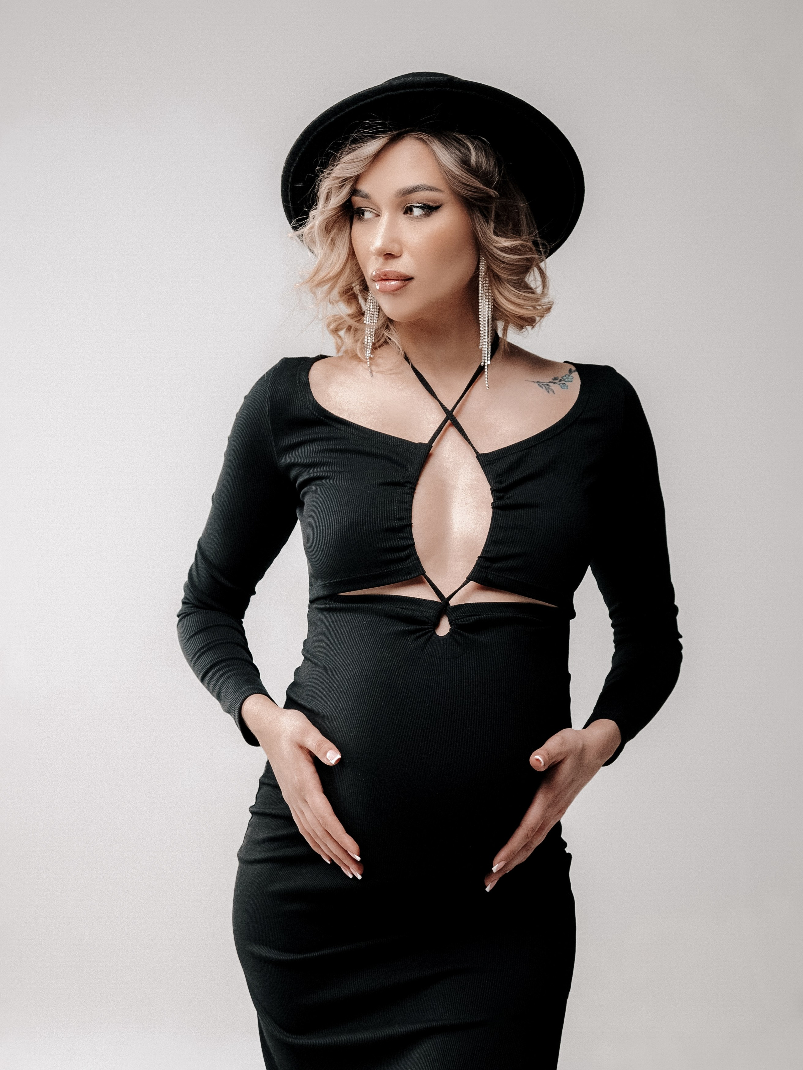 Портрет беременной в зелёном платье — изящный и современный стиль