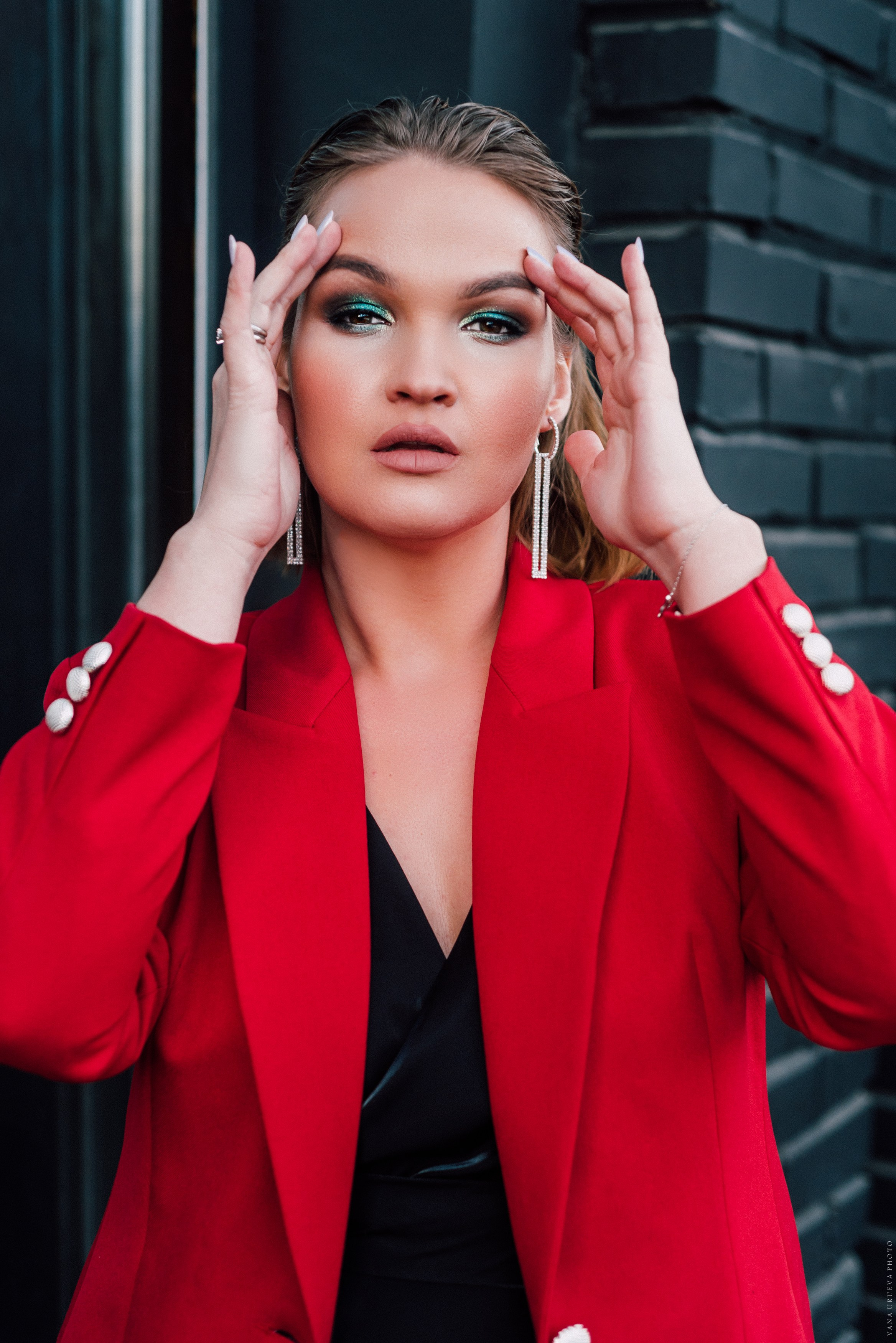 яркий макияж в зеленых оттенках и красный пиджак