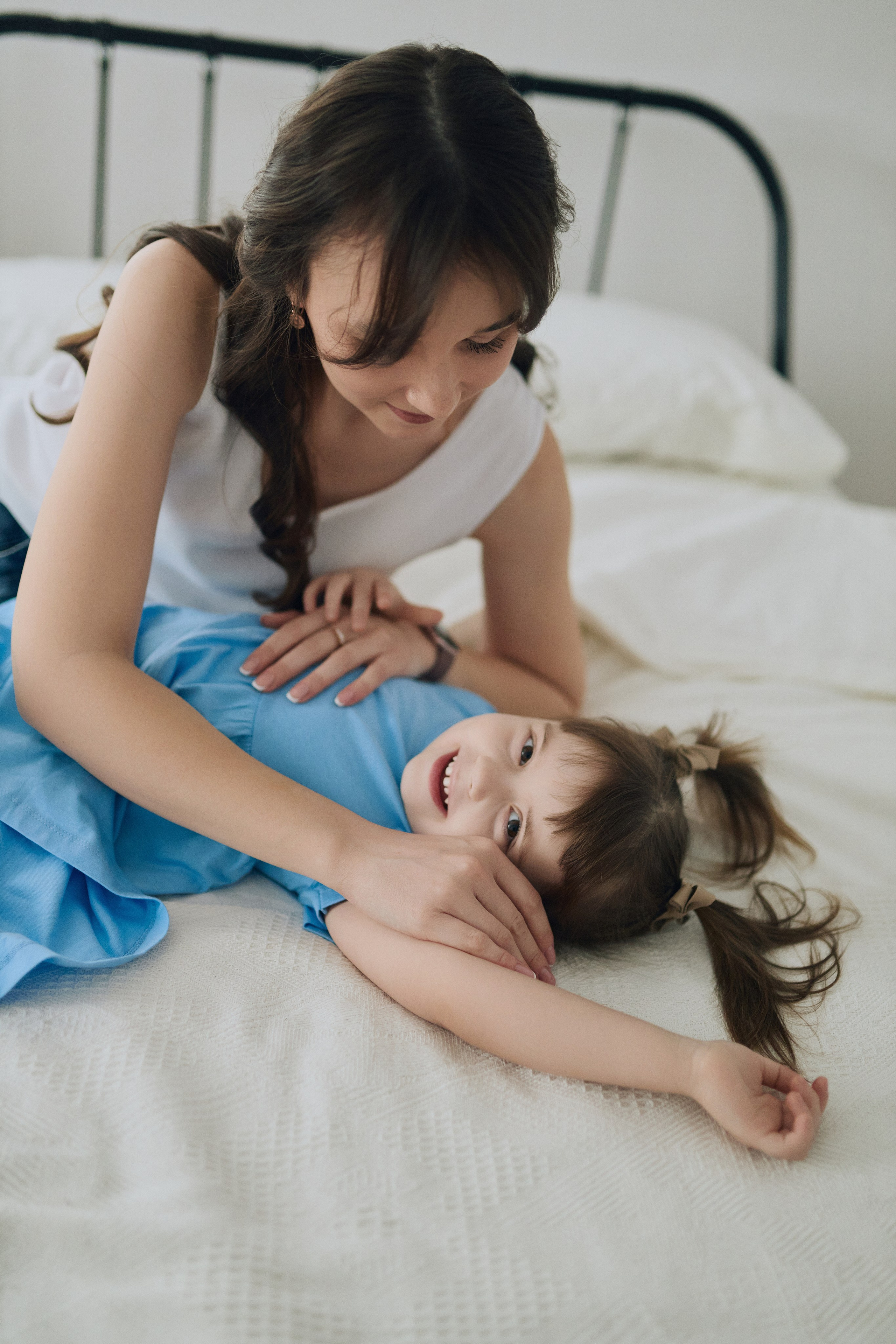 Студийная фотосессия мамы и дочки. Алина Каравайцева. Фотограф в городе Барнаул