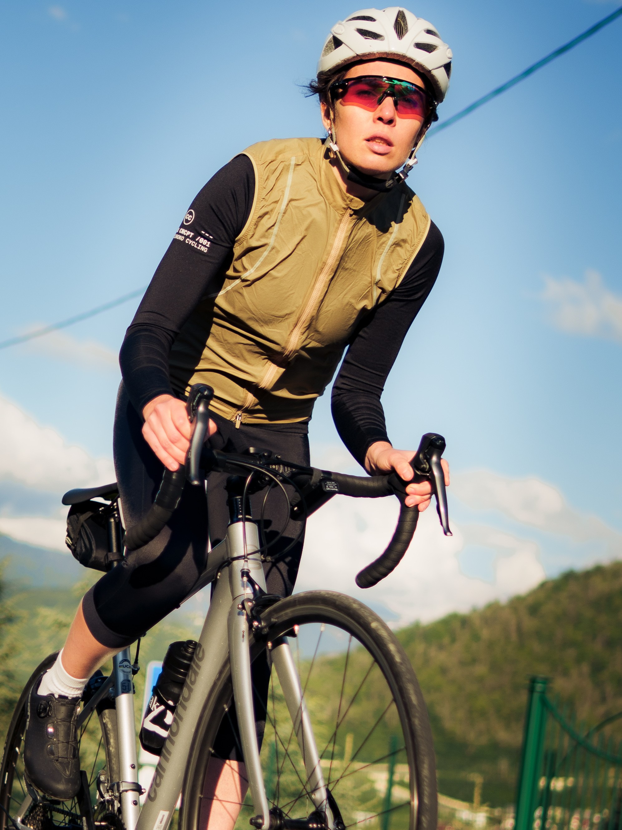 девушка на шоссейном велосипеде