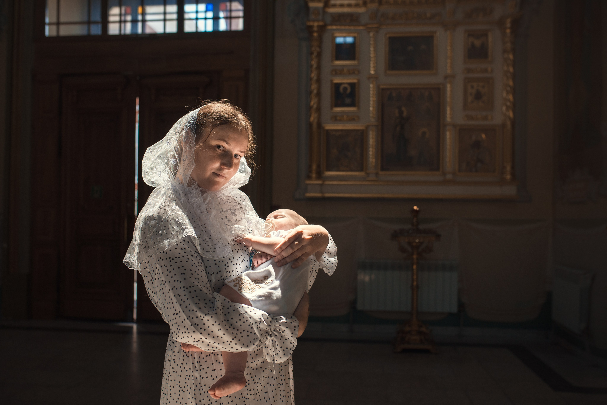 мама с малышом на руках в  церкви крещение в храме в саратове семеная фотосессия саратов