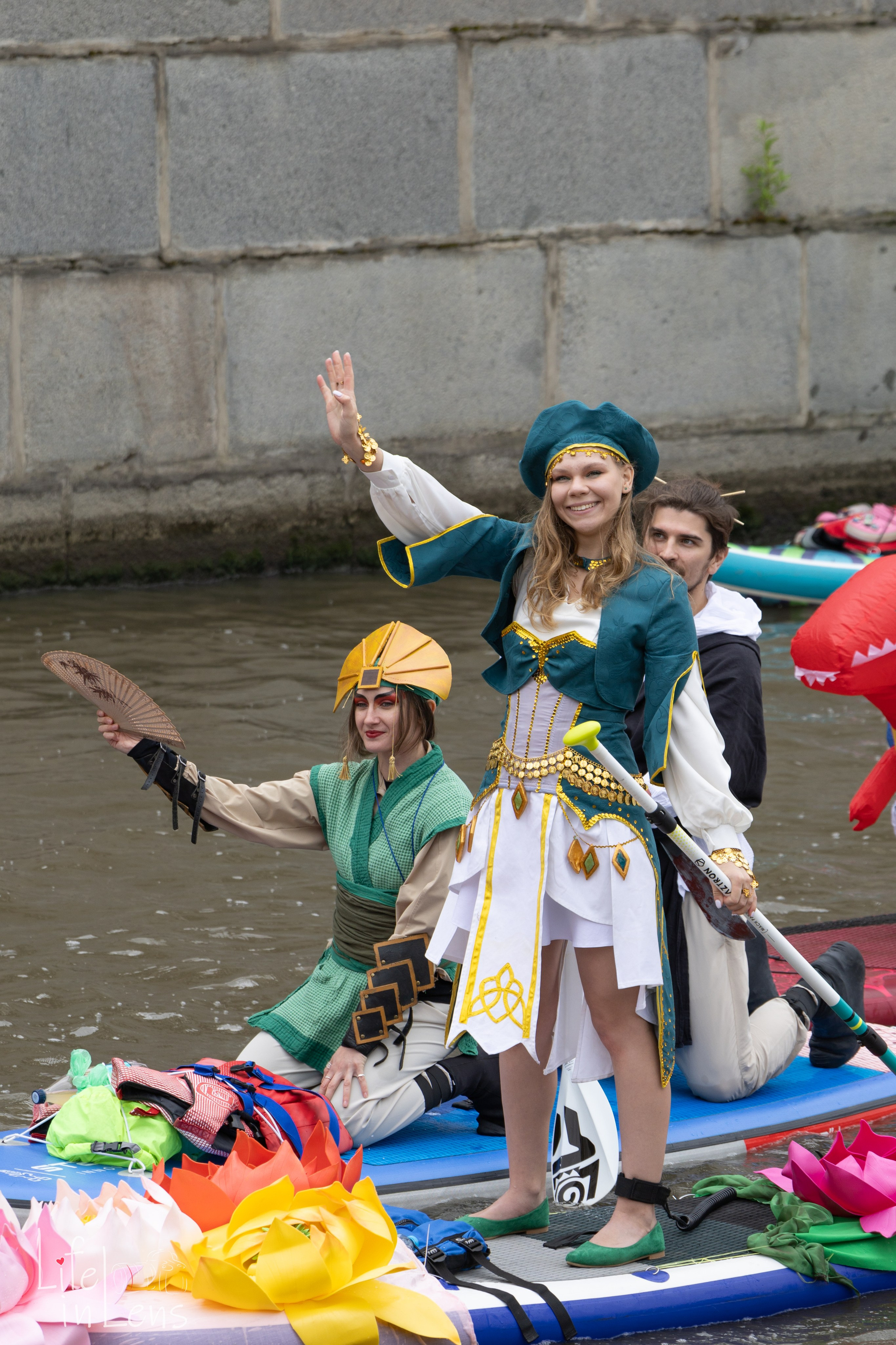 SUP-карнавал. Фотограф, получающий удовольствие от своей работы