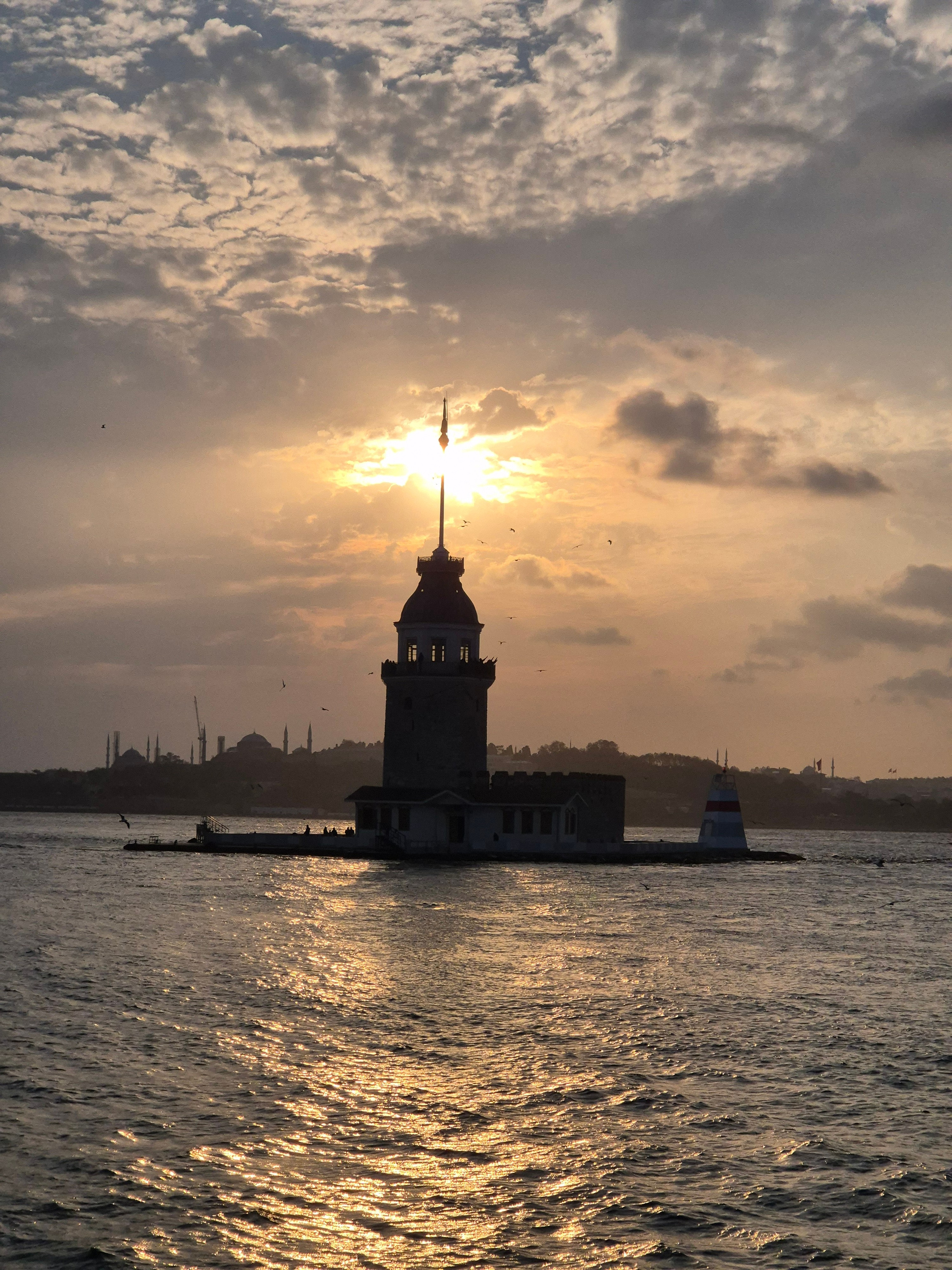 Дорога домой на кораблике мимо Девичьей башне на закате