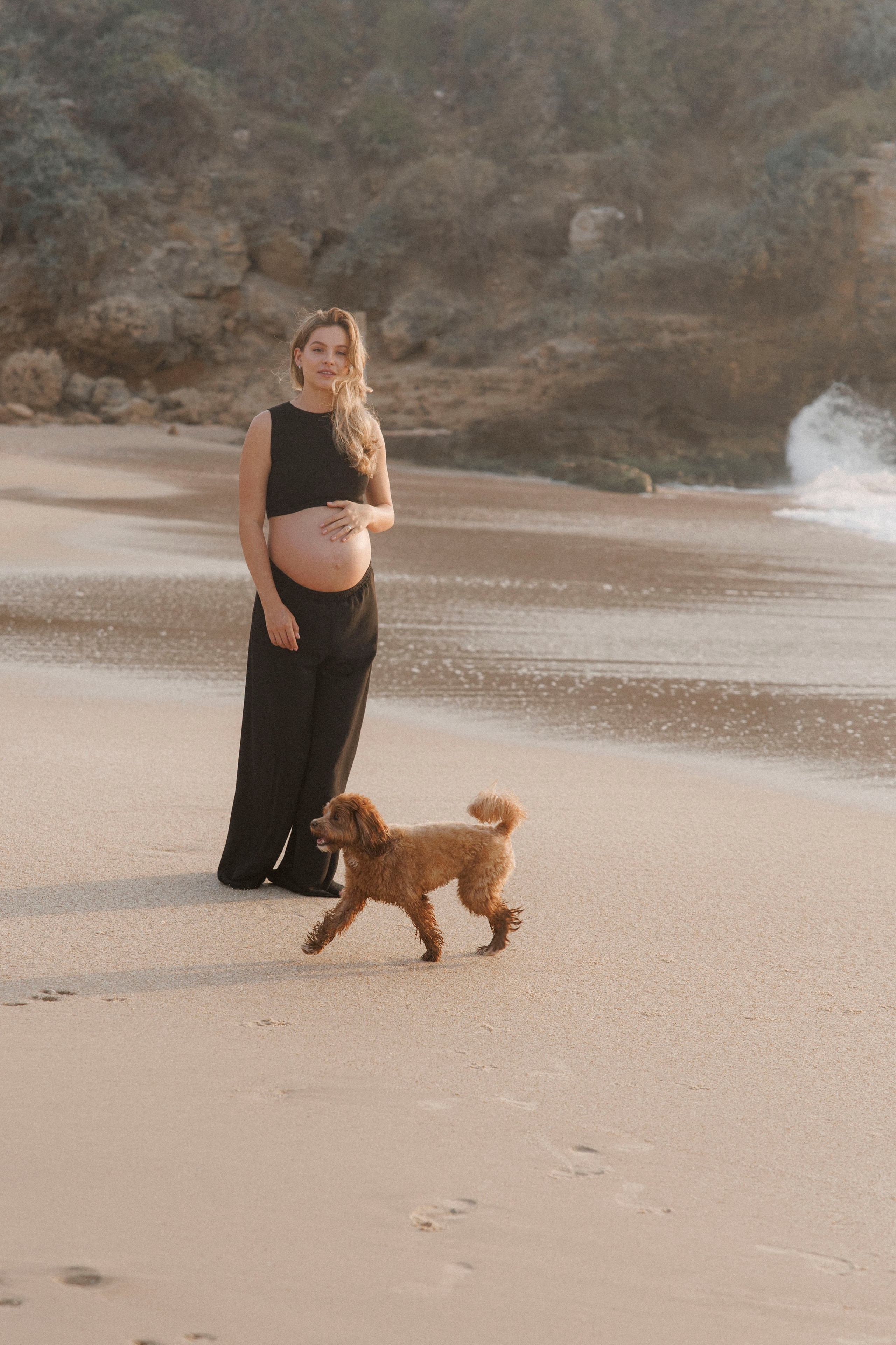 Pregnancy photoshoot near the sea (cloudy weather). Главная