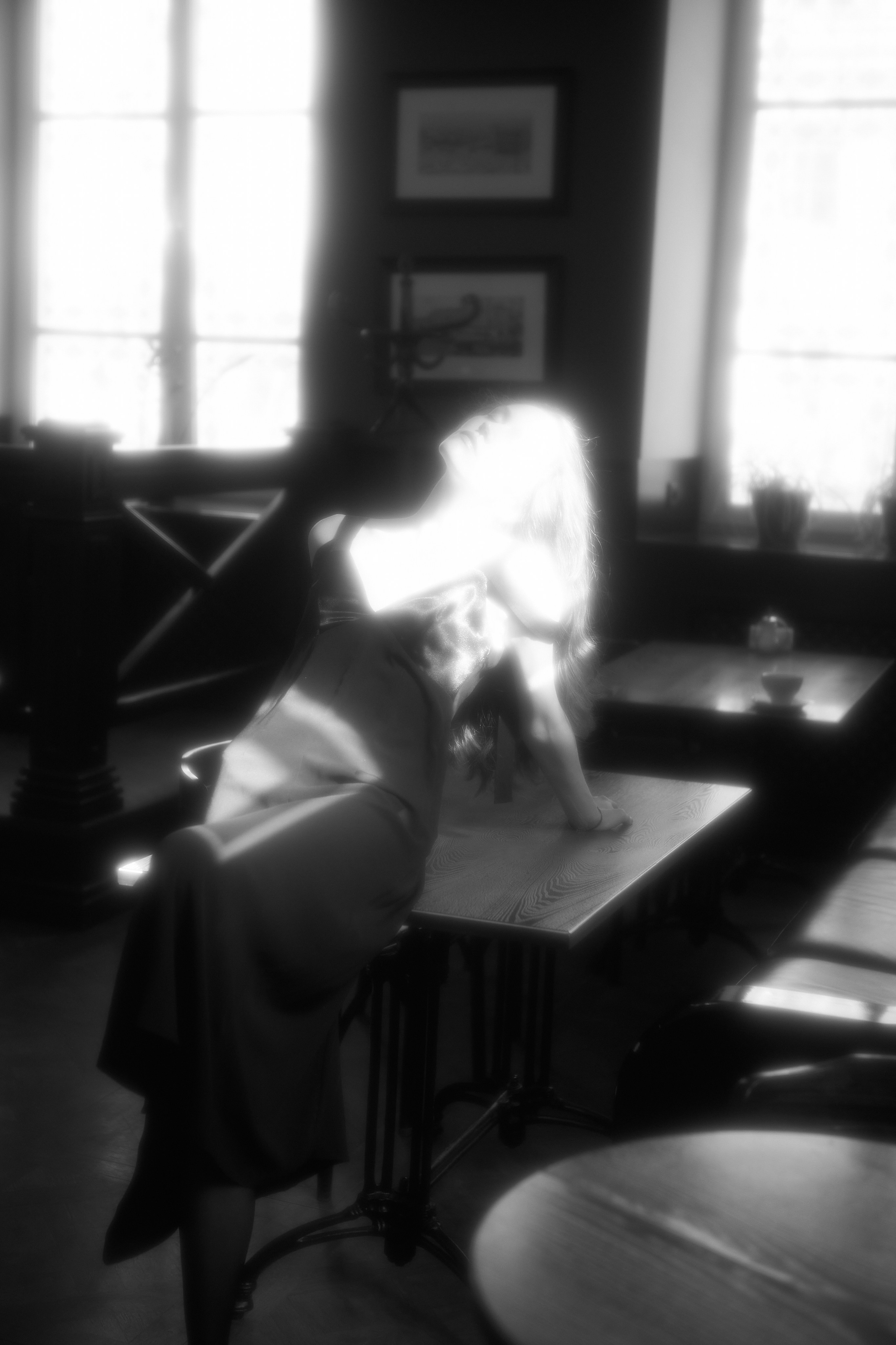 Одна в кафе. Фотограф в Мурманске Оксана Черноморец