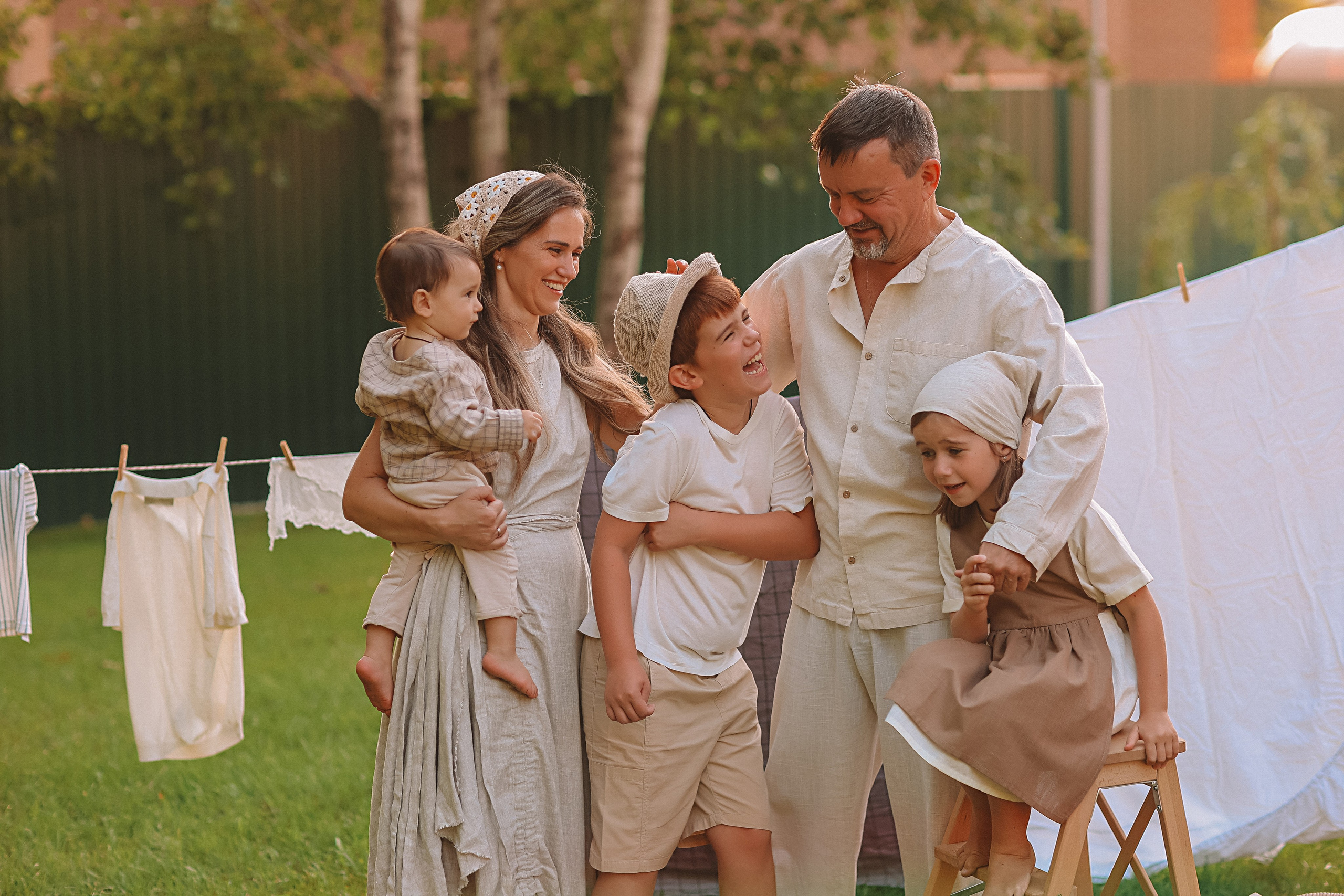 Стирка у дома. Семейный фотограф Тюмень, фотограф на роды Салмина Мария