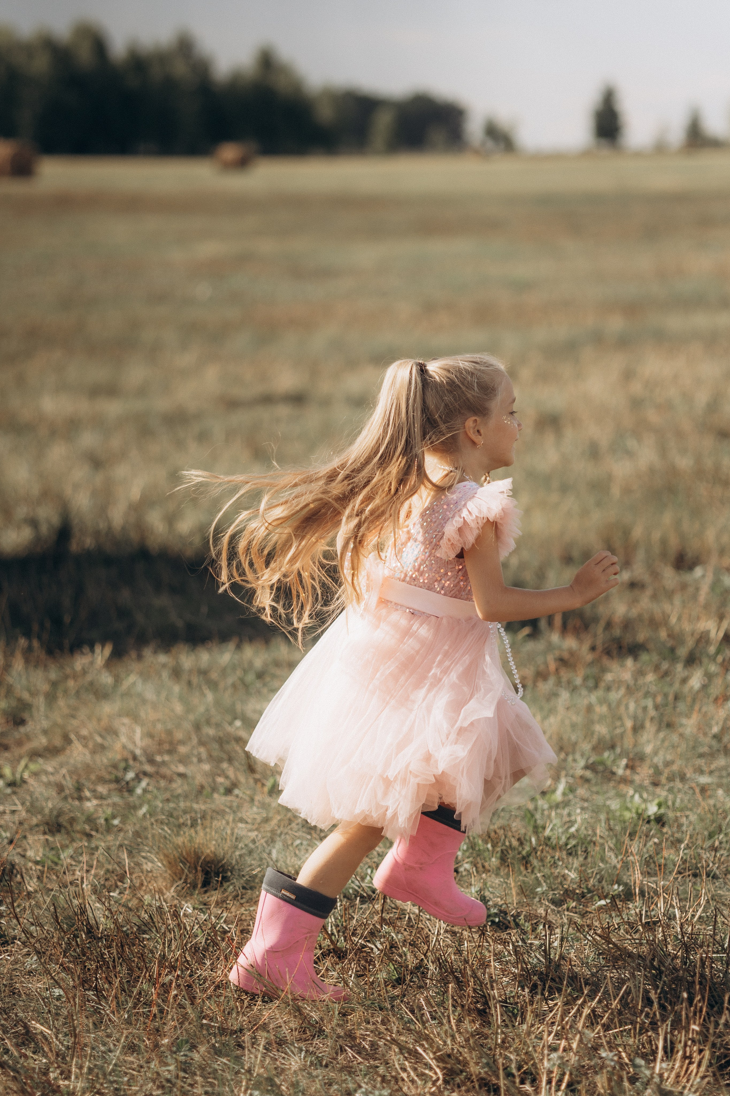 Вика и Миша на сене. Семейный фотограф lifestyle в Новосибирске Елена Шпилевая