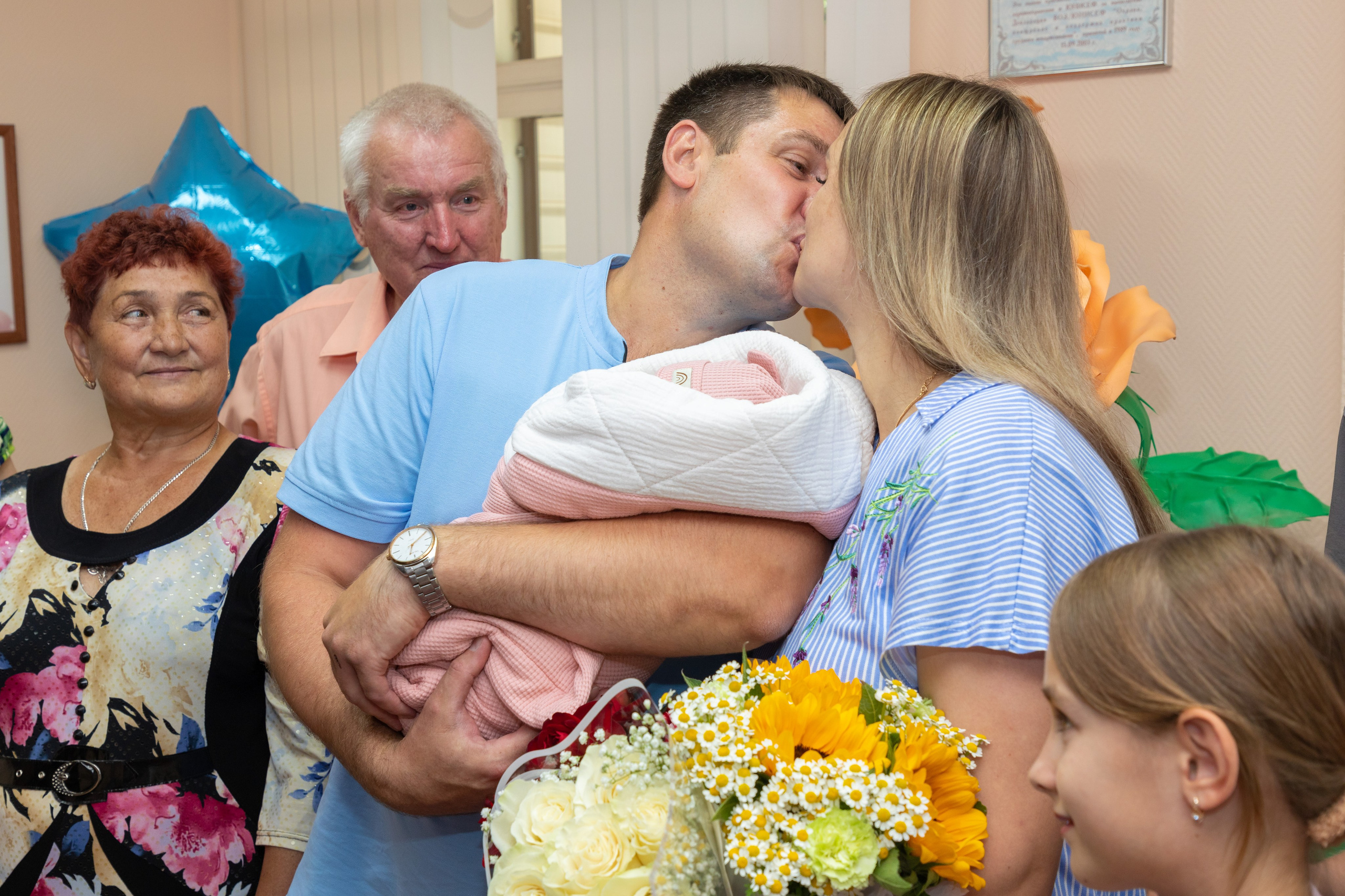 Выписка из роддома. Свадебный, семейный, школьный Фотограф и видеограф Худаноговы Александр и Ирина г. Зеленогорск, Красноярск