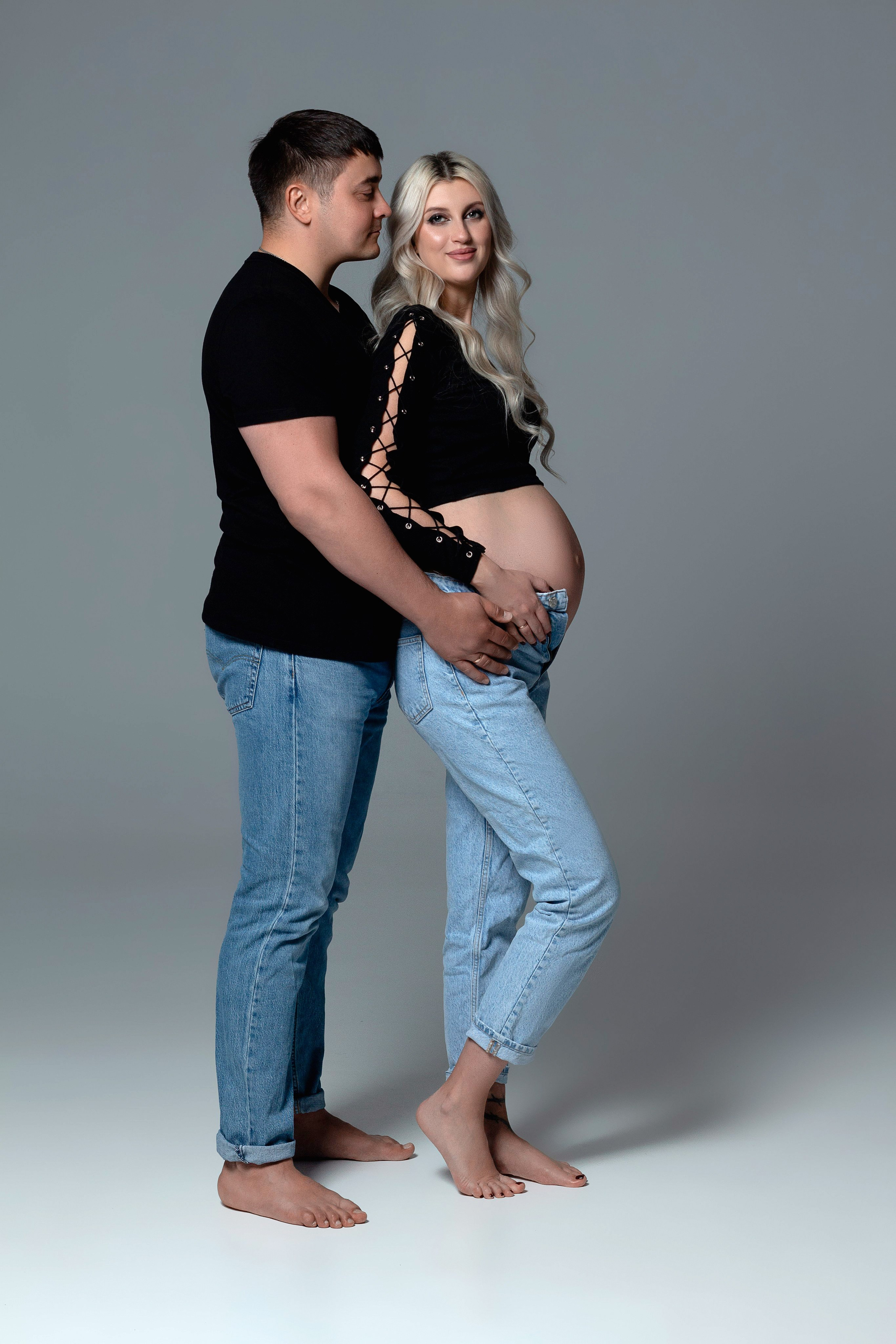 позы для съёмки беременности с мужем стоя, съёмка беременности в джинсах