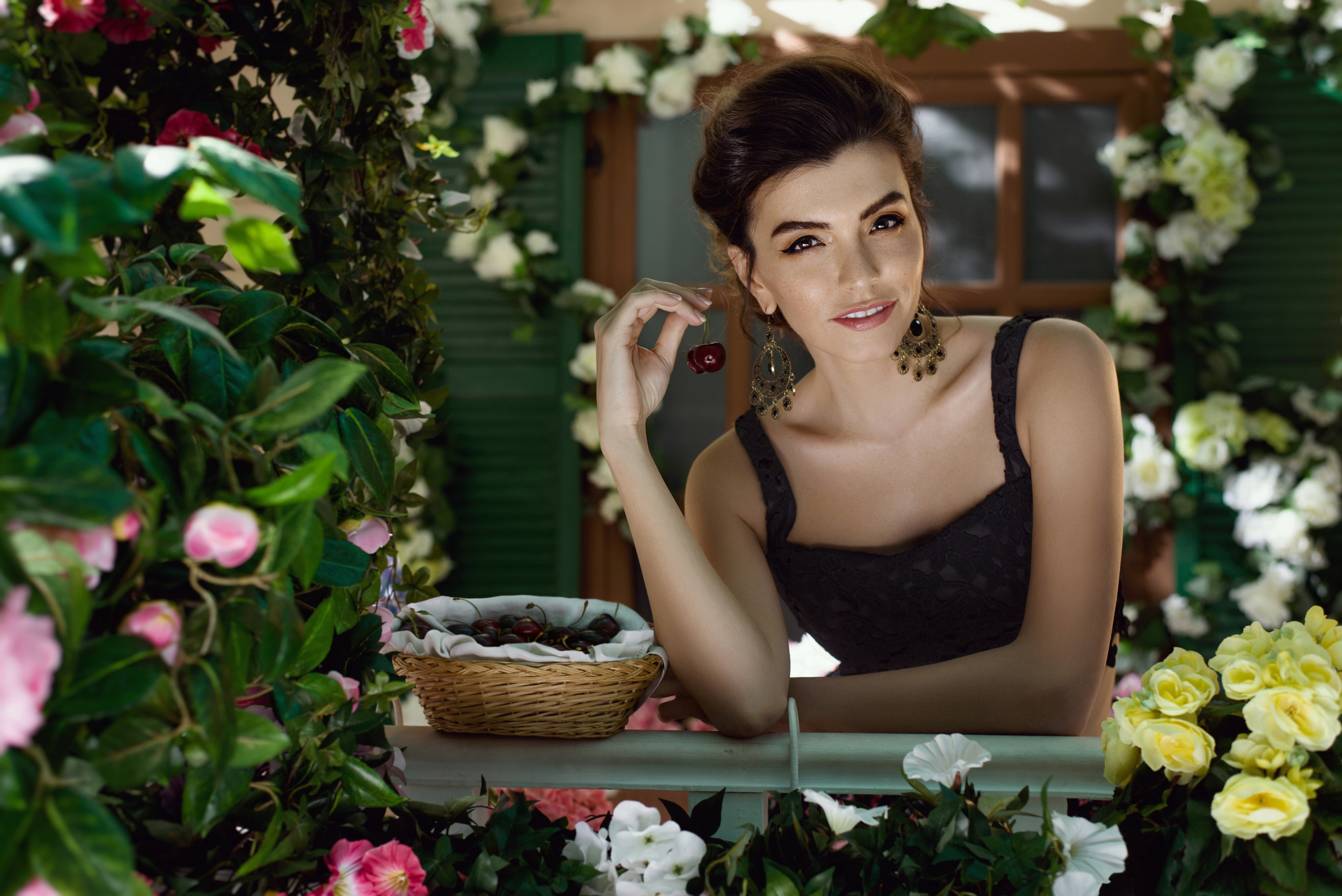 Фотосессия как в рекламе на фоне сада летом с фруктами 