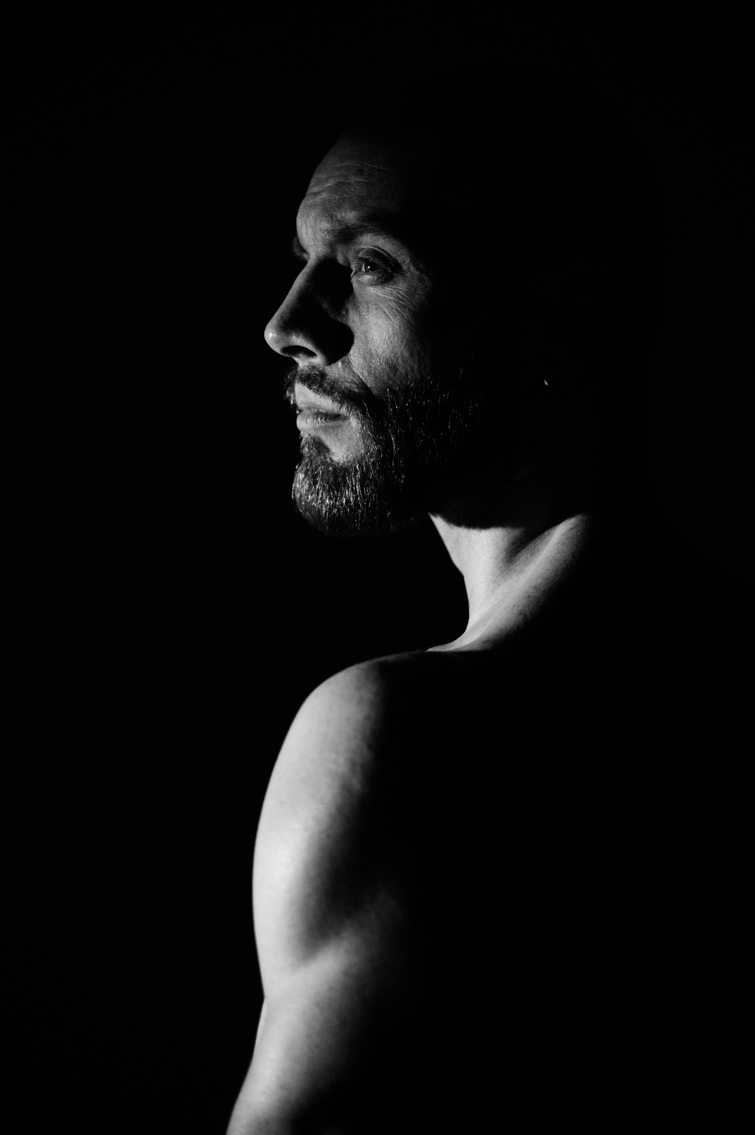 Черно-белый мужской портрет в Москве