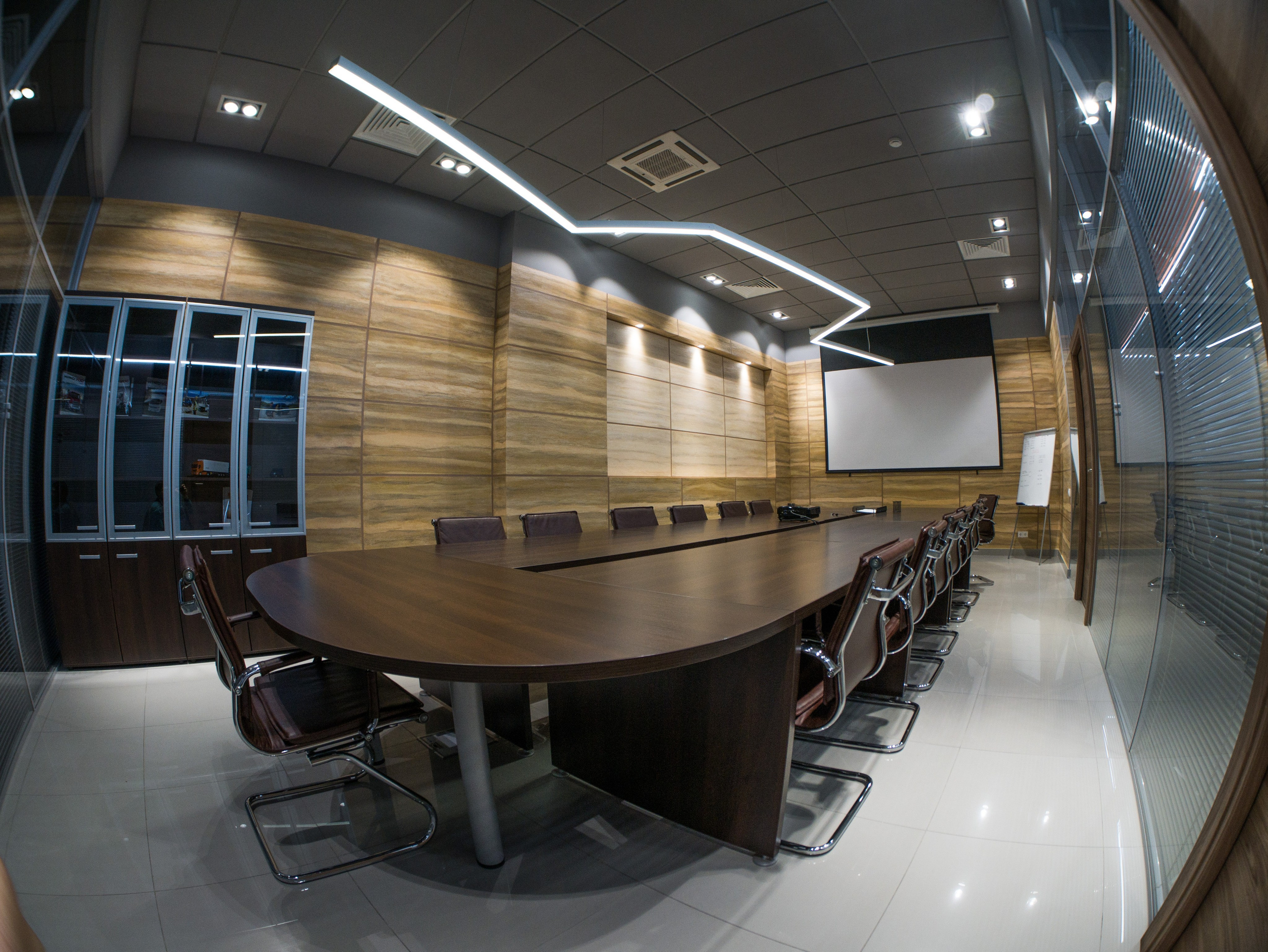 ШОУРУМ ПО ПРОДАЖЕ ГРУЗОВИКОВ IVECO. Архитектурно-дизайнерское бюро ROOMS