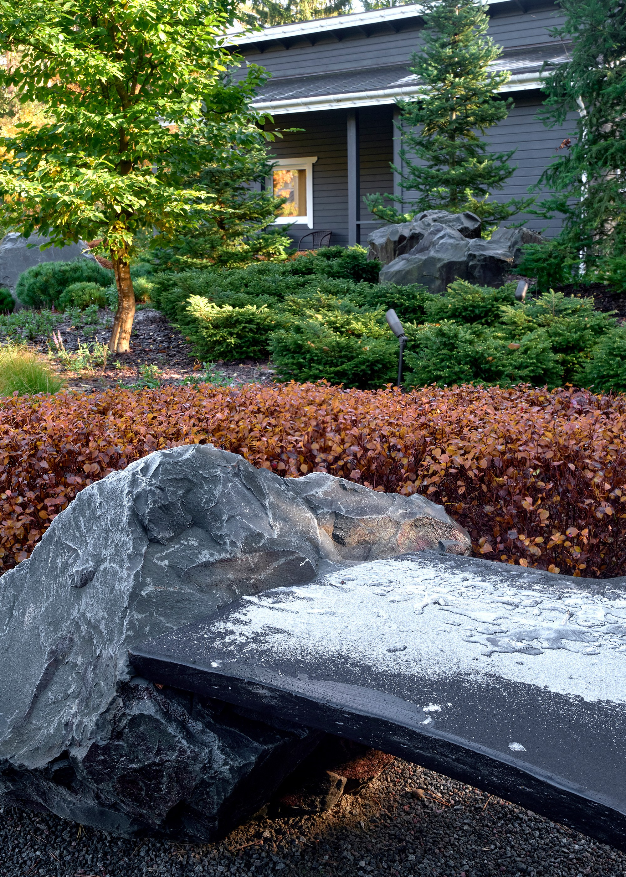 Усадьба Хрустальное: фотосъемка частного сада Валерия Федотова в Репино для L.BURO. Фотограф Наталья Соловьева | interioto