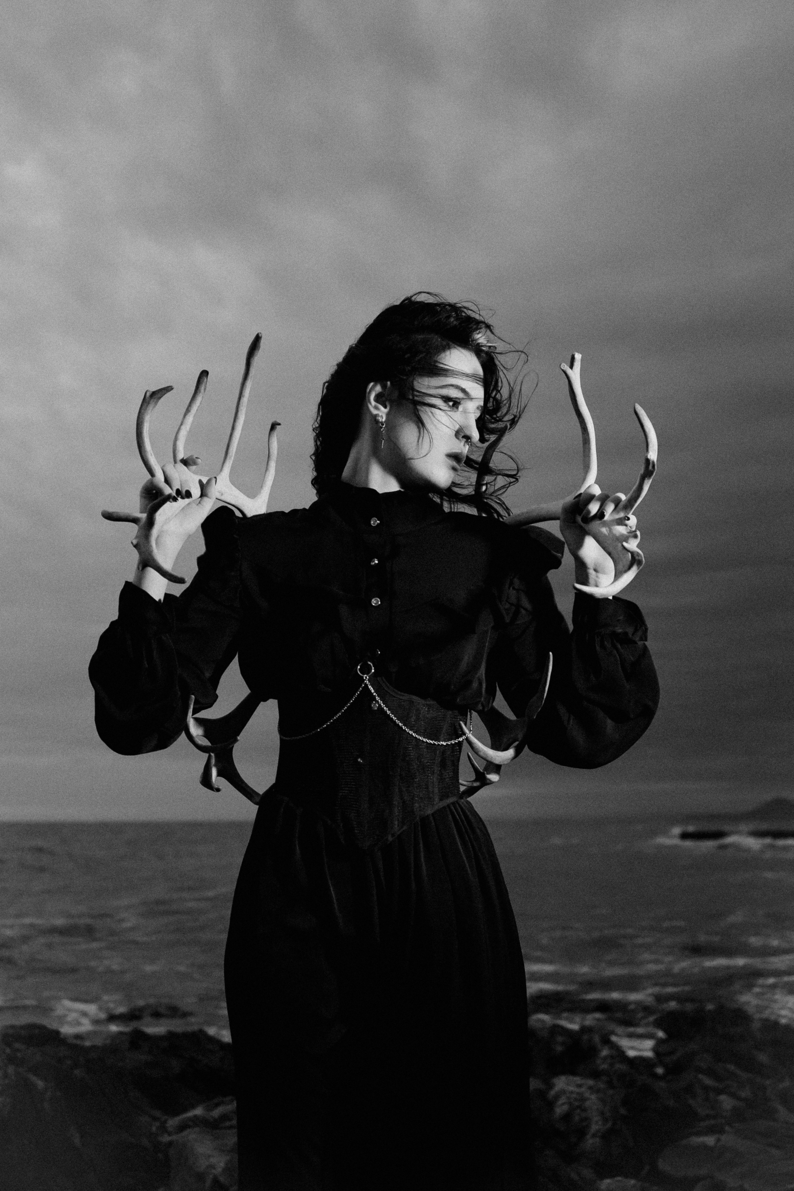 Съёмка у моря с оленьими рогами