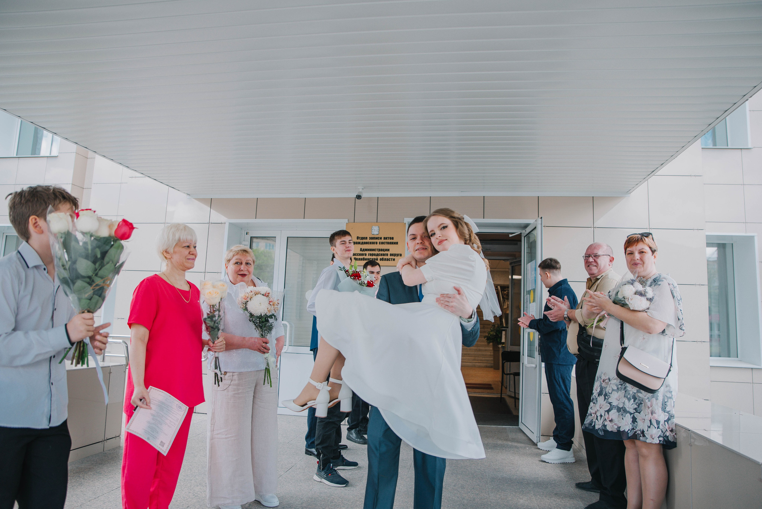 жених выносит свою невесту на руках