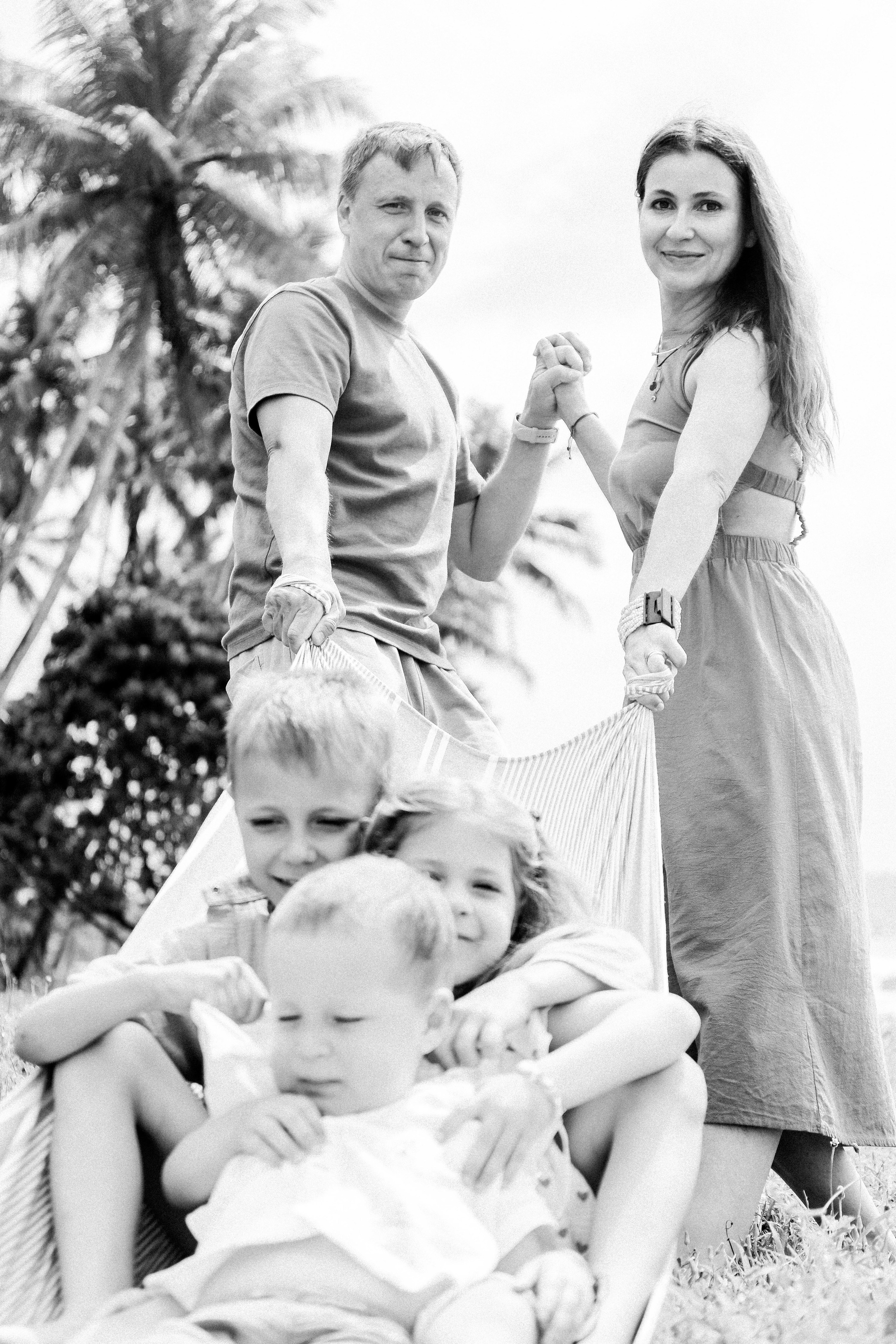 «Ч/Б фото семьи на маяке — элегантная классика и глубина чувств»