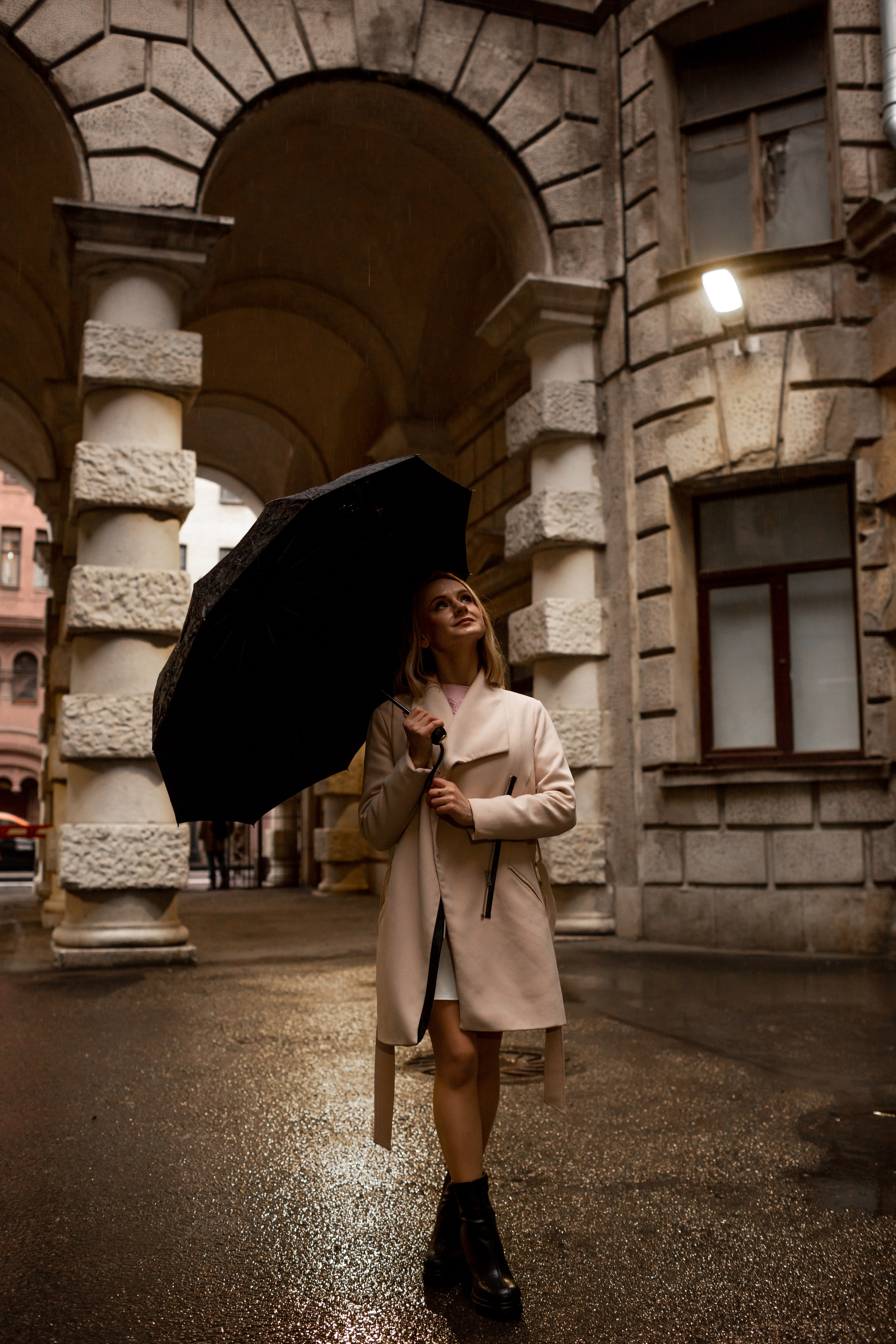 Фотография в историческом центре Санкт-Петербурга: девушка под зонтом около колонн.