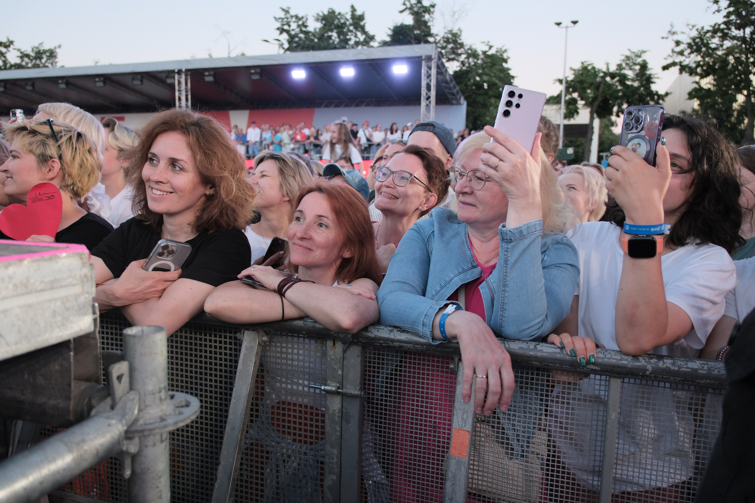 Диана Арбенина (группа «Ночные снайперы») — Москва, МТС Live Лето 2024. RedGeek - блогер и стручњак за образовање и ИТ Кирил Ситнов