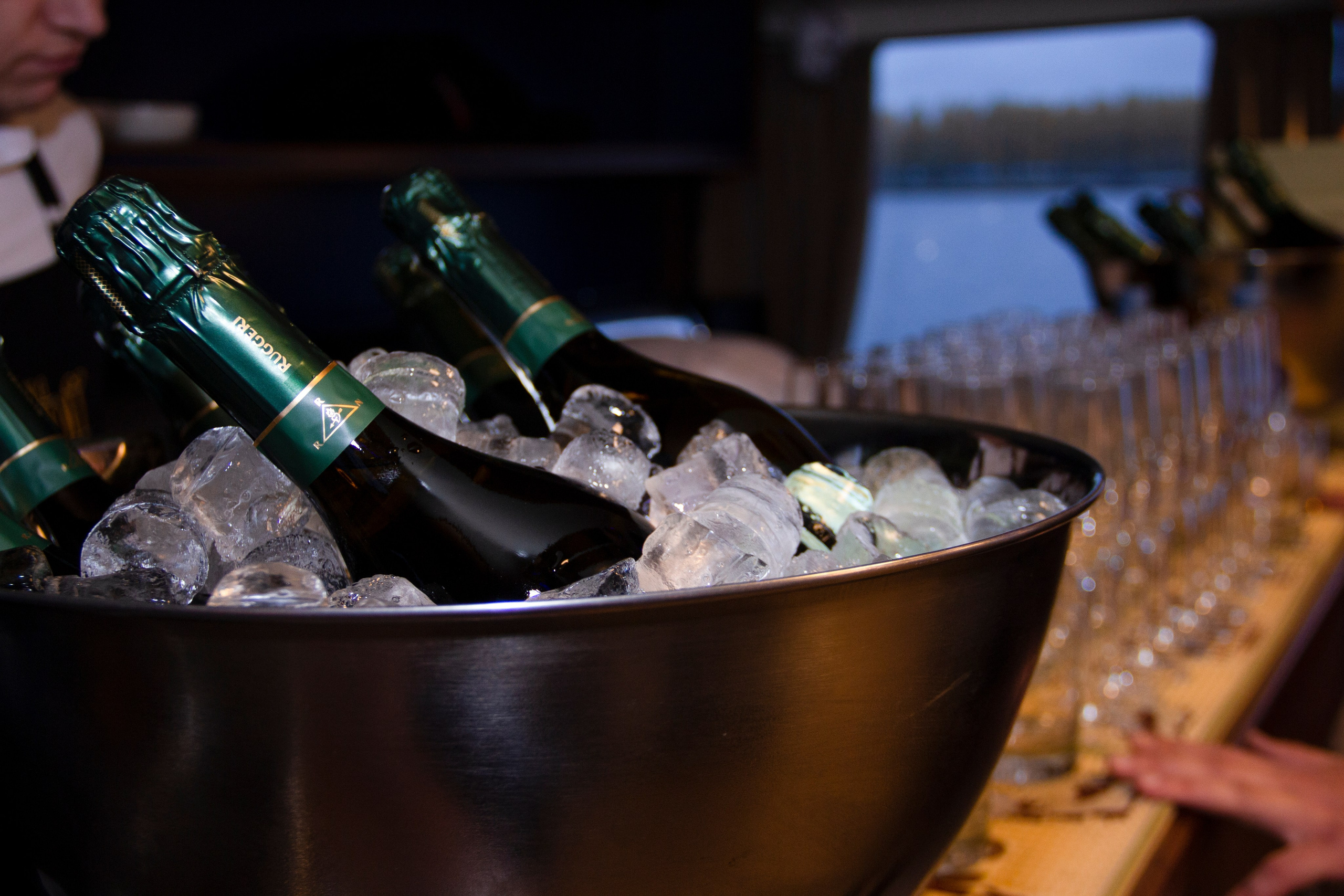 Съемка для сайта аренды катеров в Санкт-Петербурге, подготовка к свадебной прогулке по рекам и каналам. Фотограф в Санкт-Петербурге Смирнова Диана