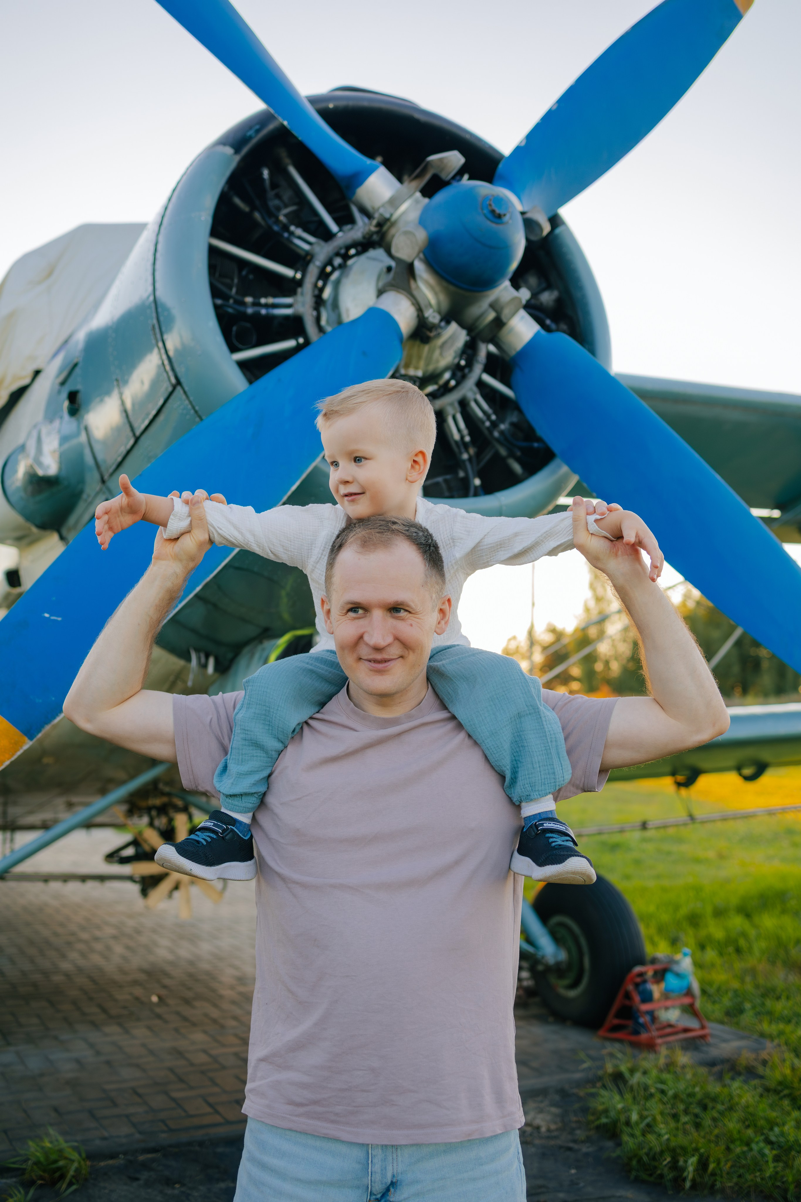 Семейная фотосессия на закате у самолетов на летном поле