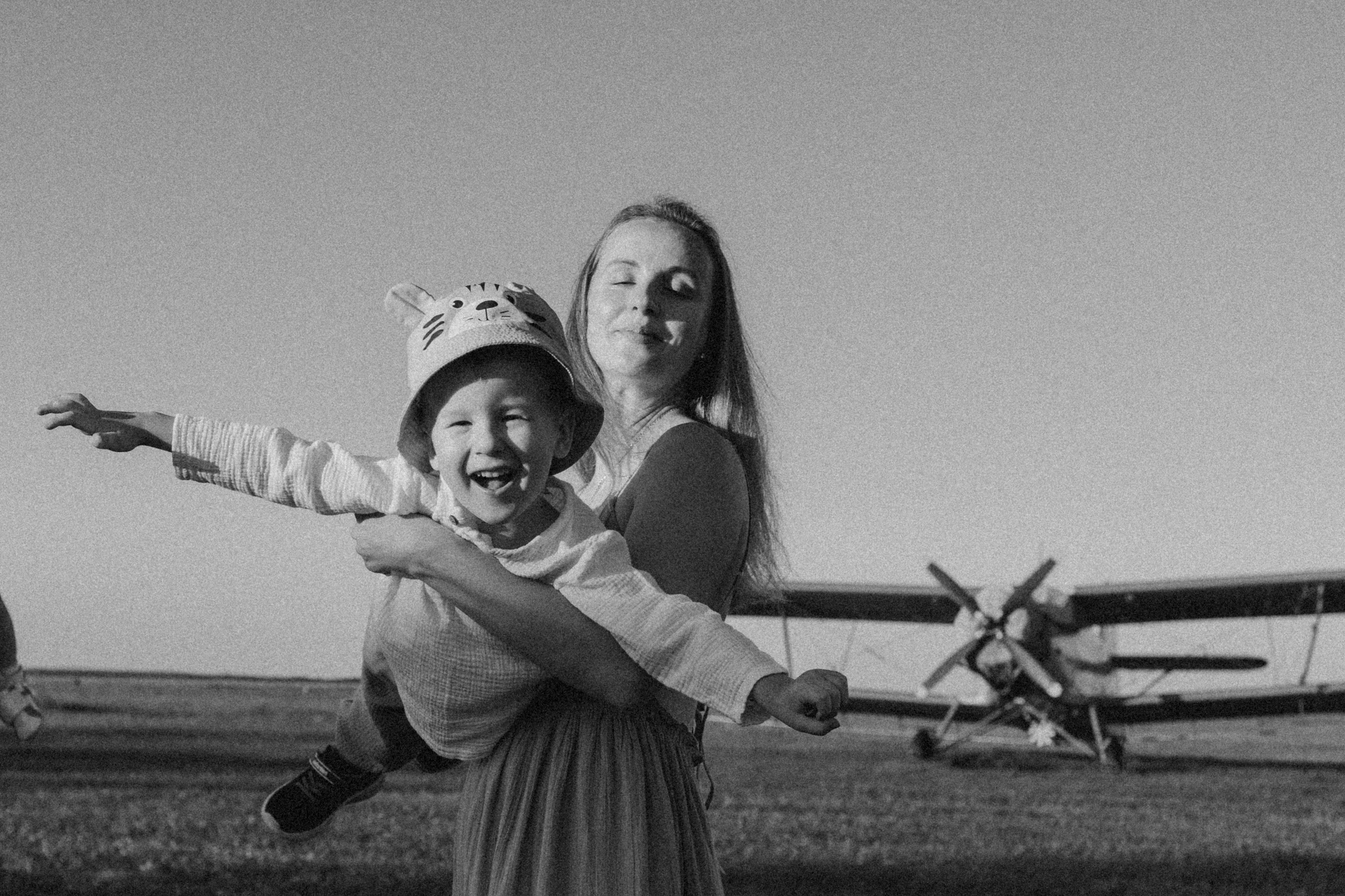 Семейная фотосессия на закате у самолетов на летном поле