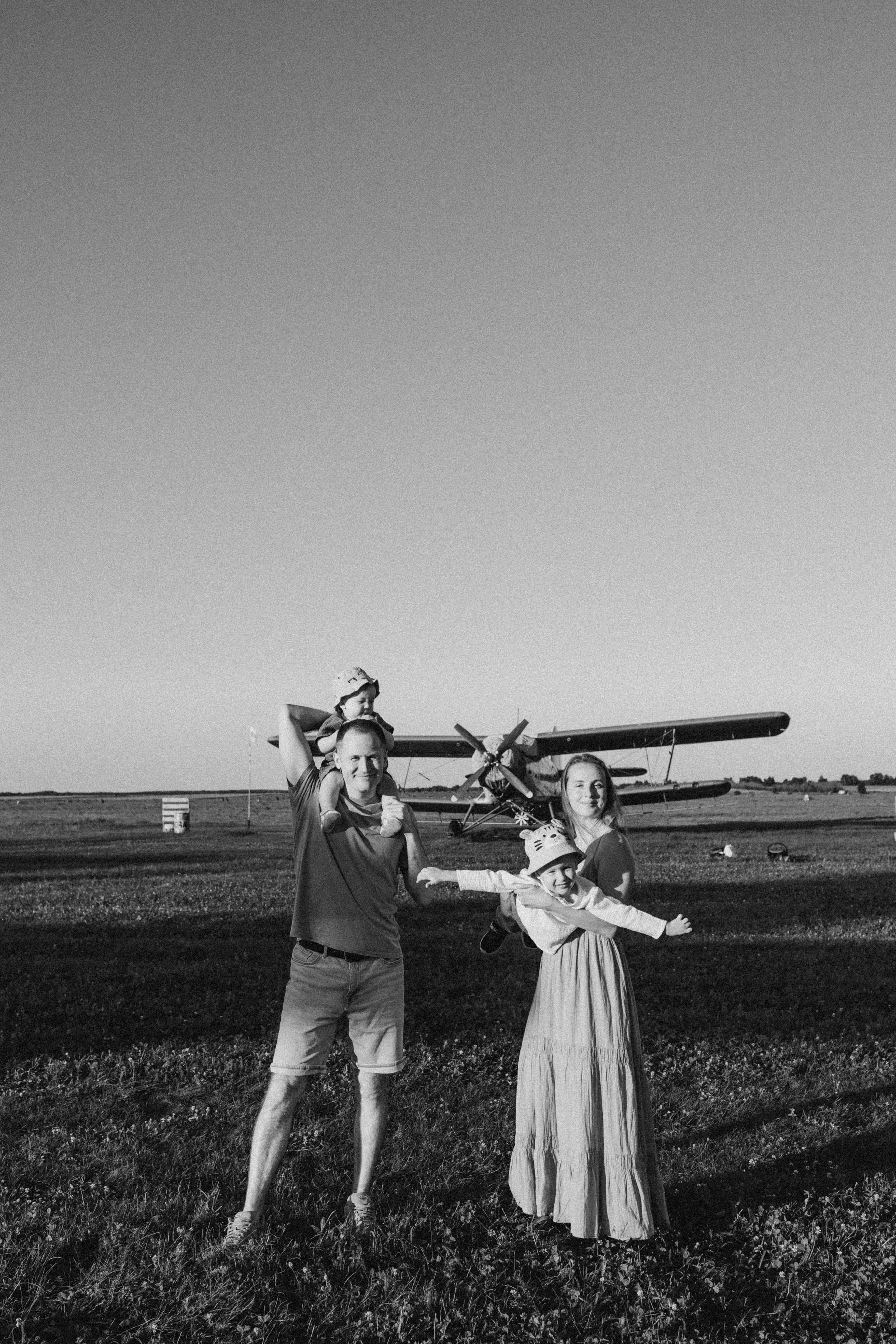 Семейная фотосессия на закате у самолетов на летном поле