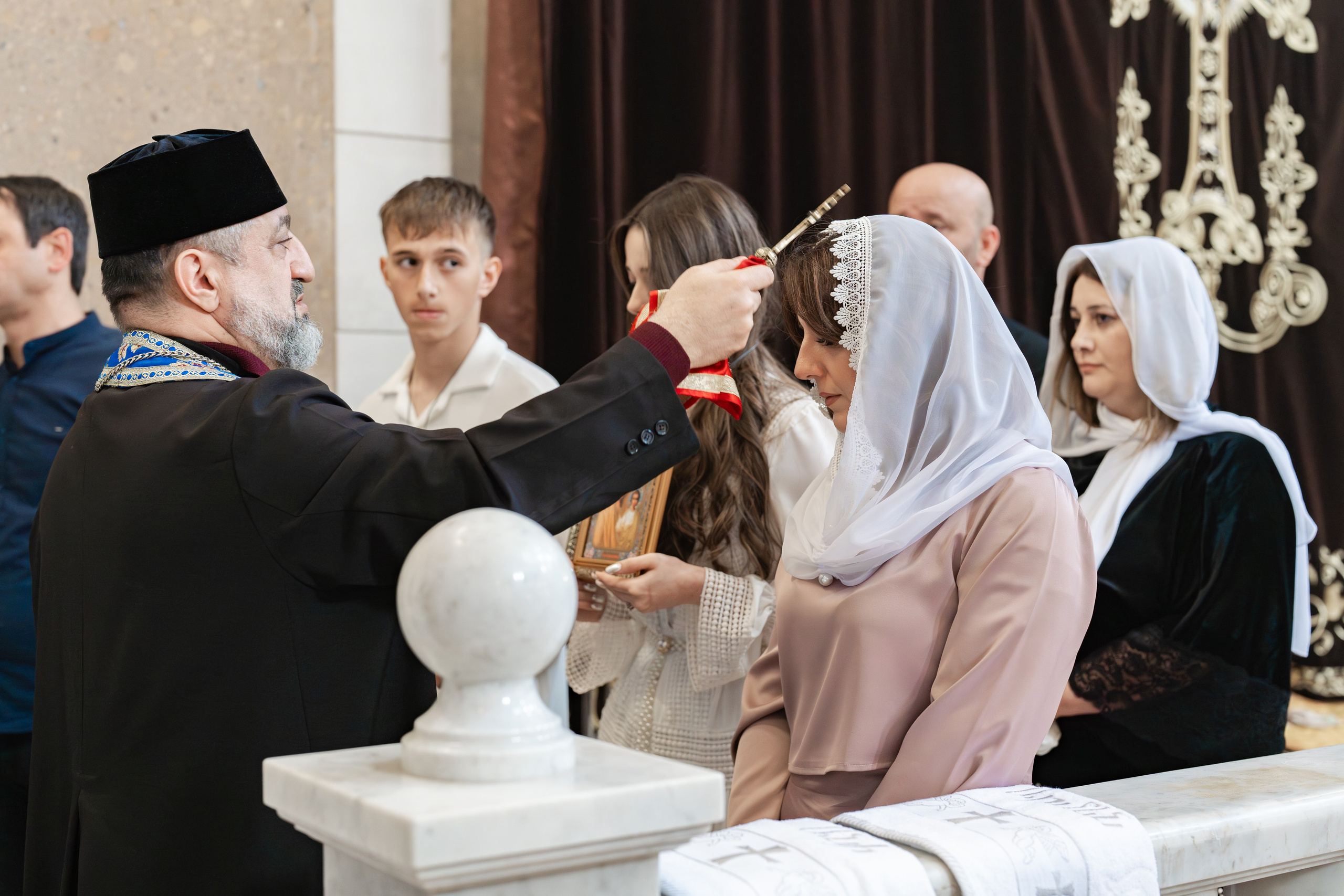 Крещение  ребёнка в храме. Фотограф видеограф Геннадий Янбаев в Сочи, Краснодаре