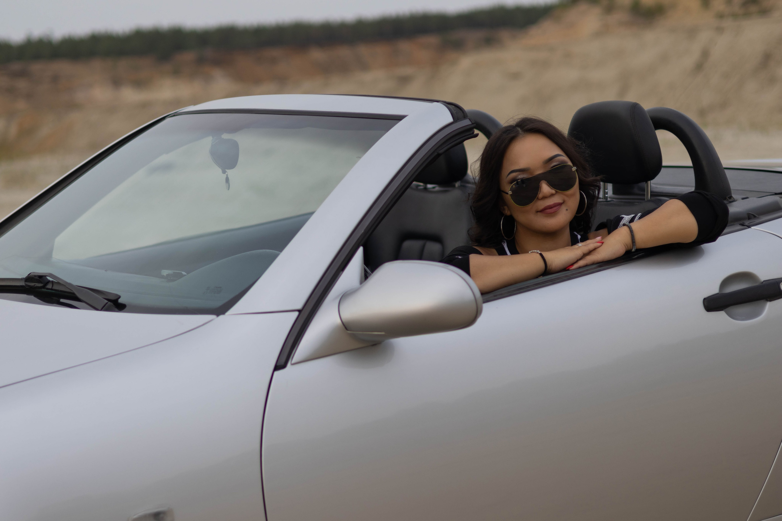 Девушка в машине. Фотограф Якутск Зоя Николаева