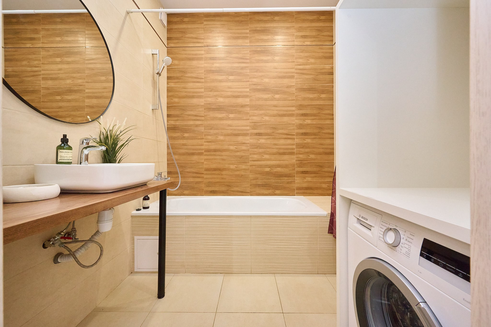 ванная комната деревянная стена круглое зеркало