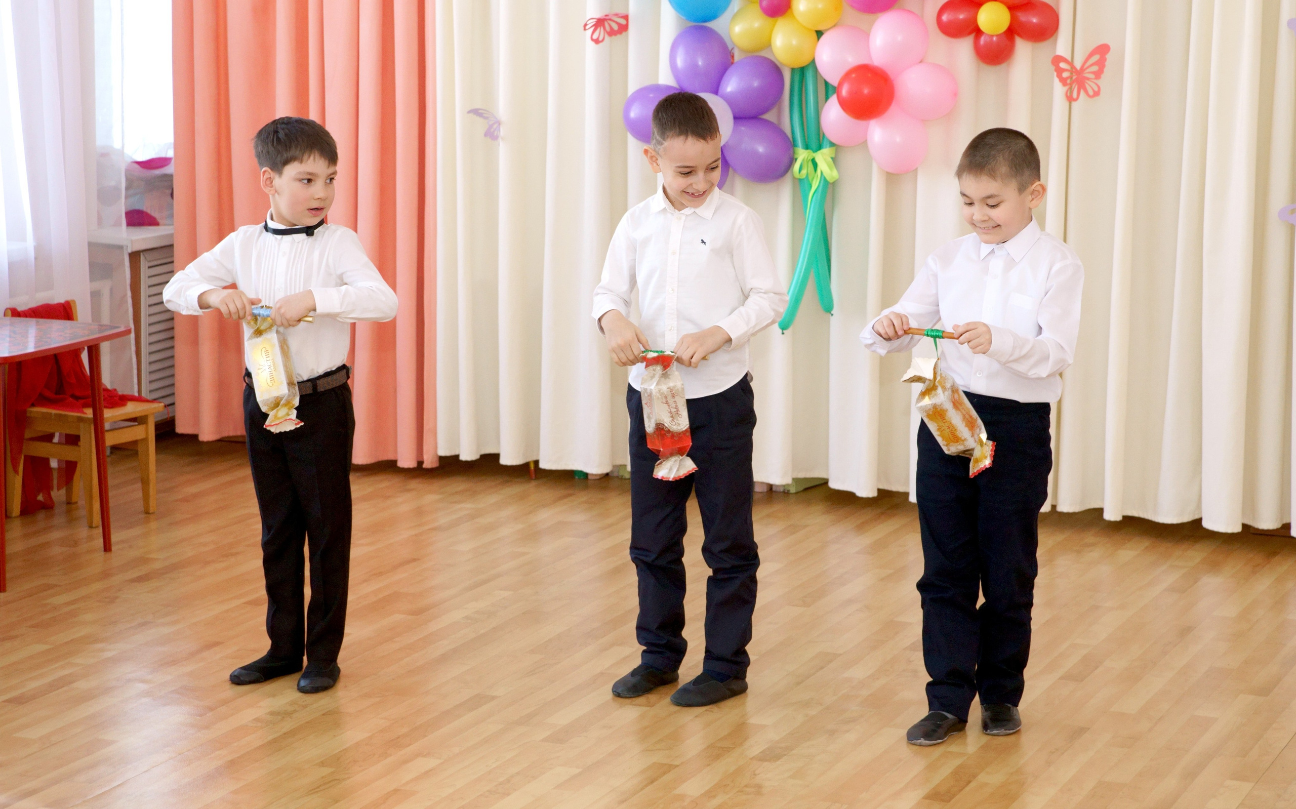 Съемка утренника в детском саду - игра с веревочками