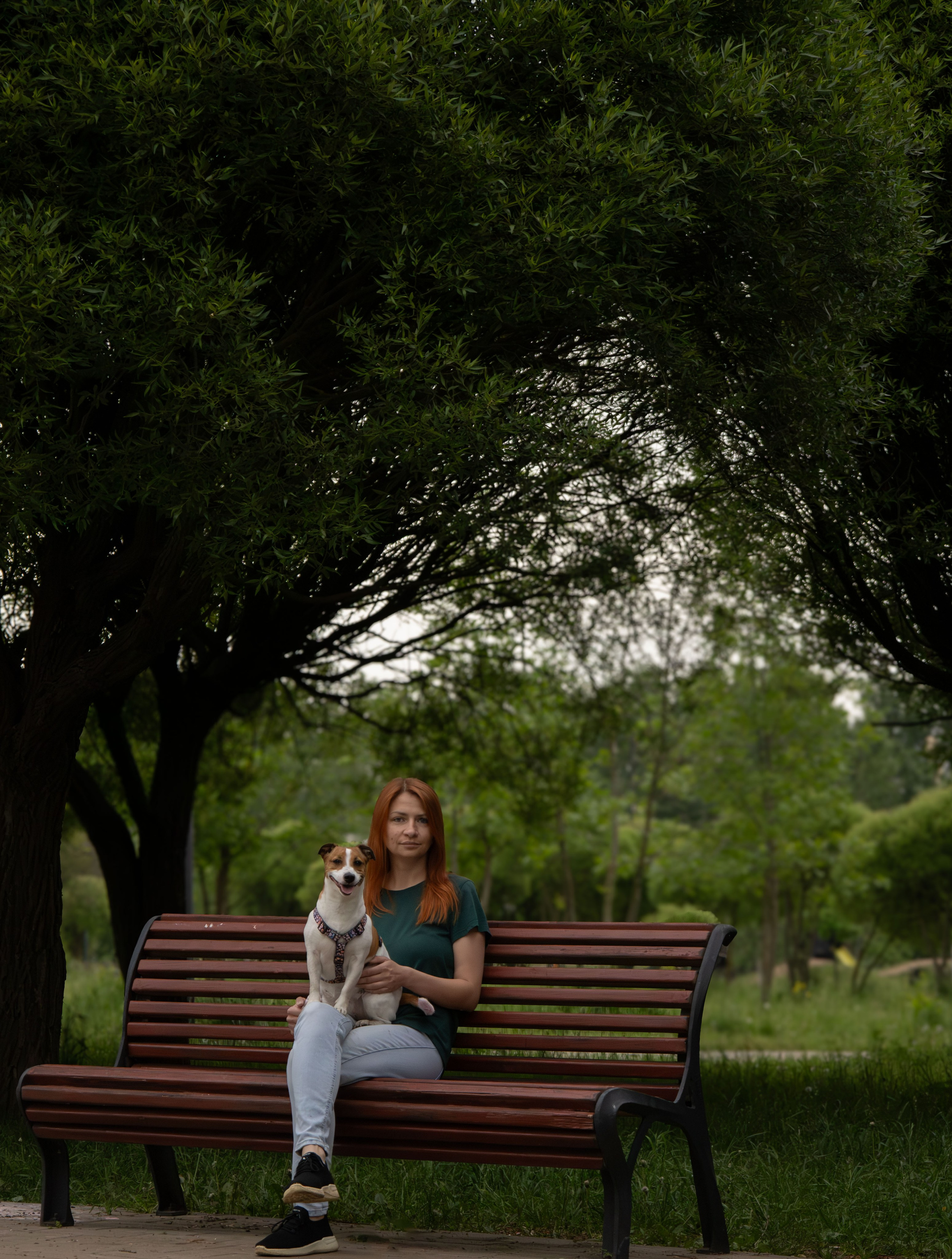 Моя маленькая спутница: Банни и Настя в Южнобутовском парке. Фотограф-анималист в Москве Екатерина Тихонова