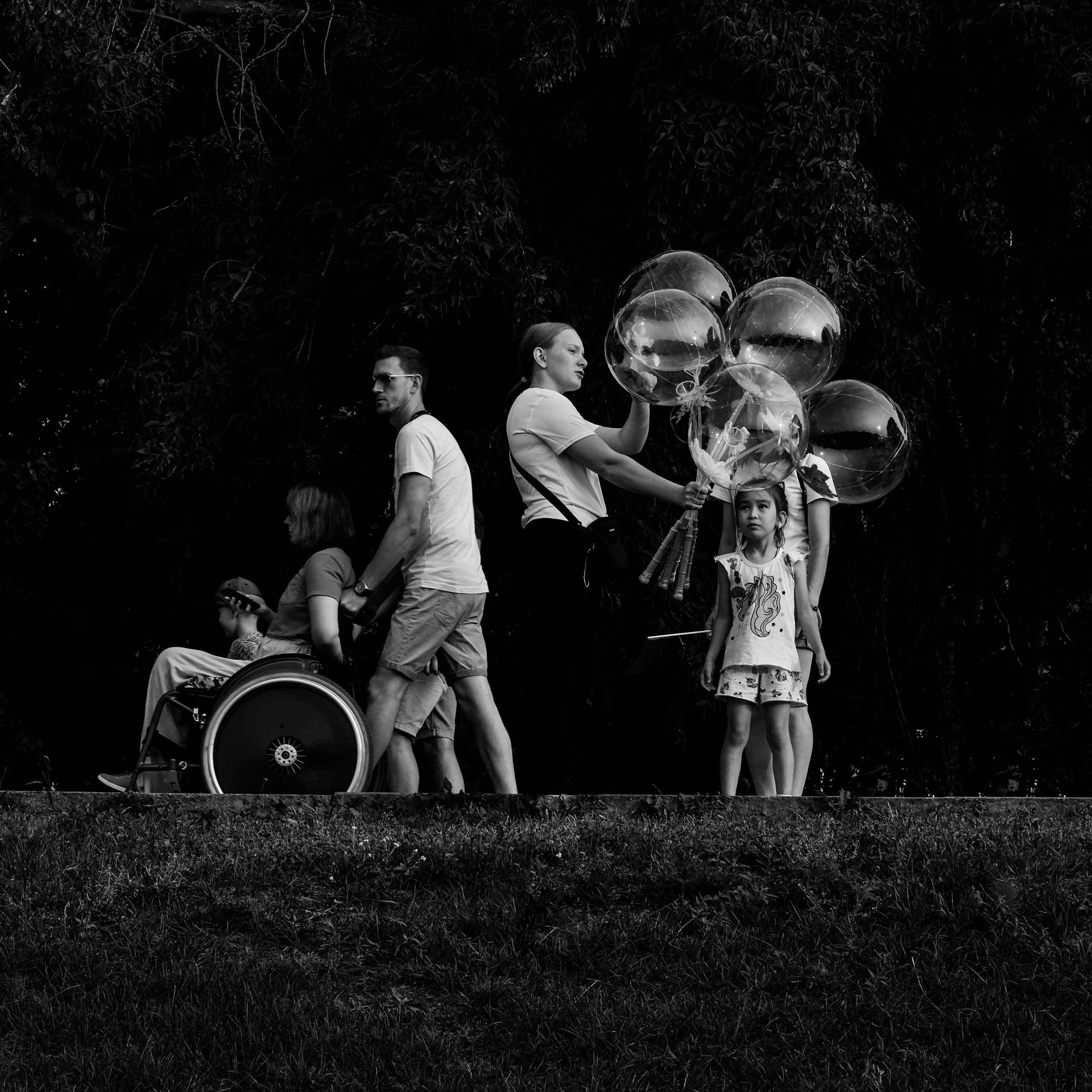 Продавец воздушных шаров на Дне города в Омске