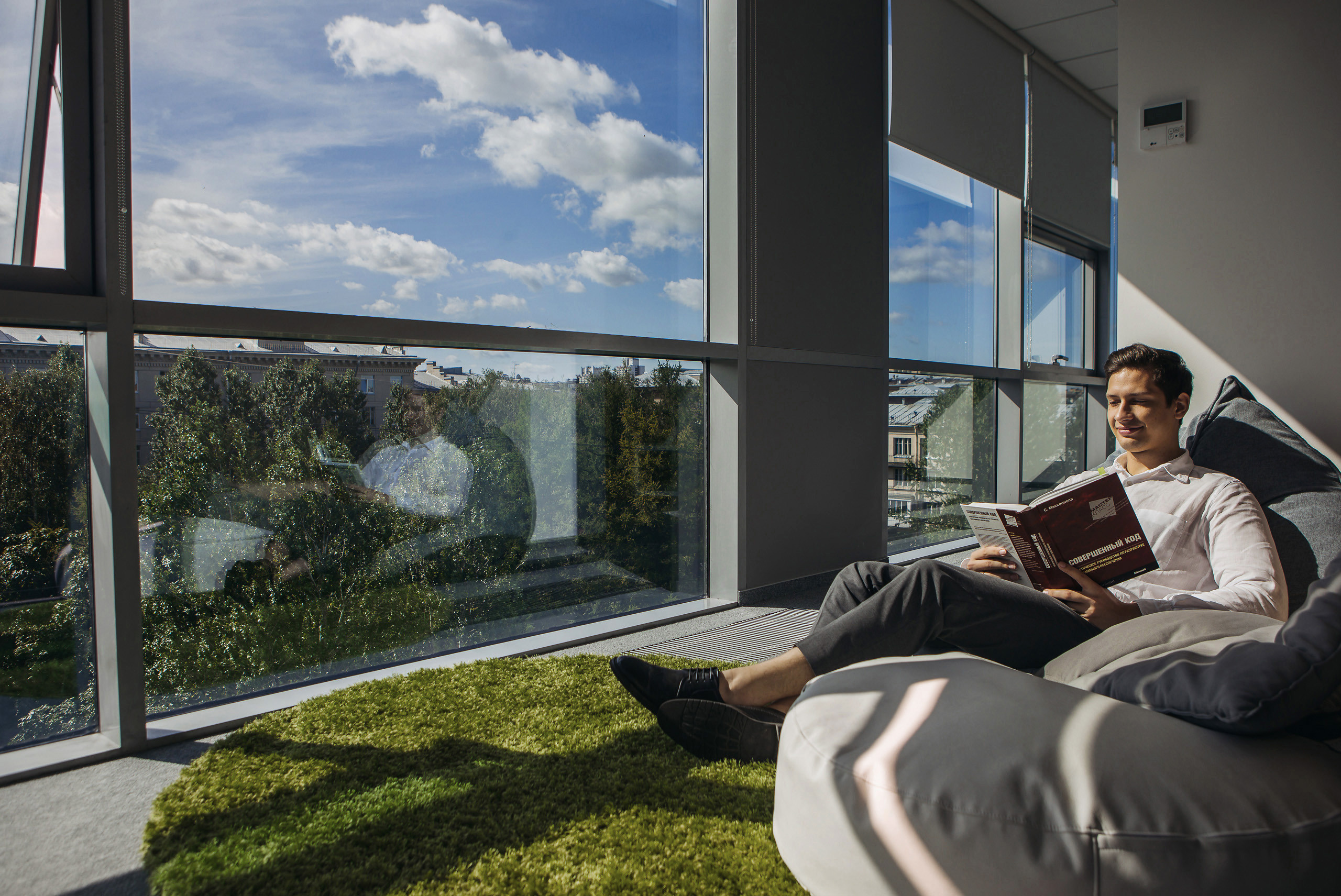 Портреты сотрудников в Санкт-Петербурге, деловой портрет, сотрудник за работой, фотограф Ксения Сытина