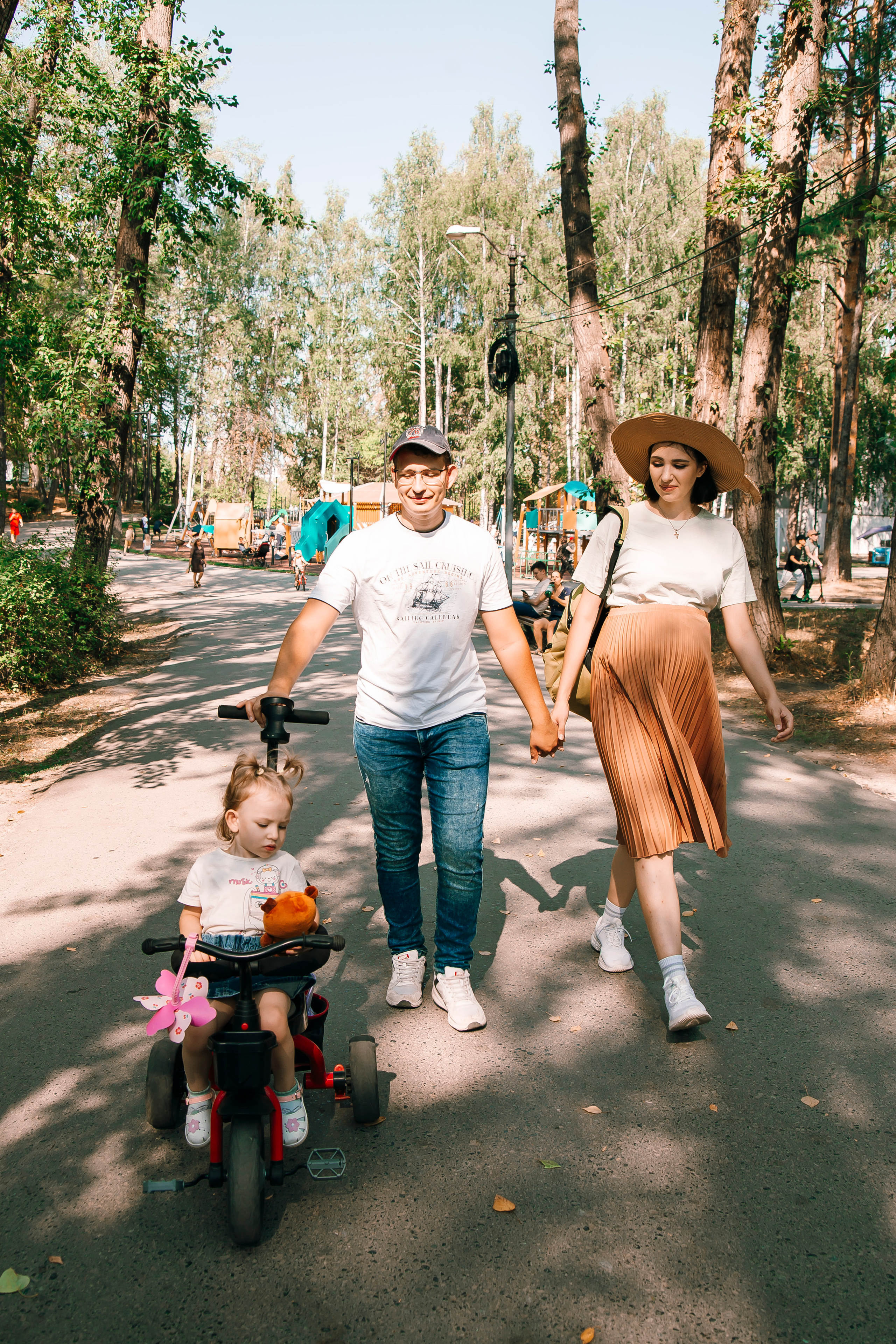 Прогулочная семейная фотосессия в Екатеринбурге. Свадебный, семейный фотограф, контент съёмка. Екатеринбург. Елена Граф