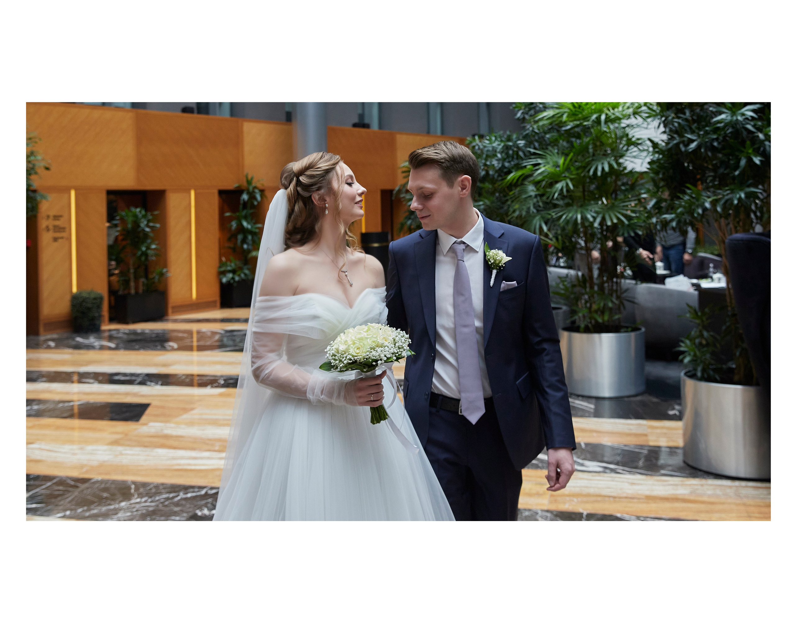 Невеста в свадебном платье с букетом в руках.