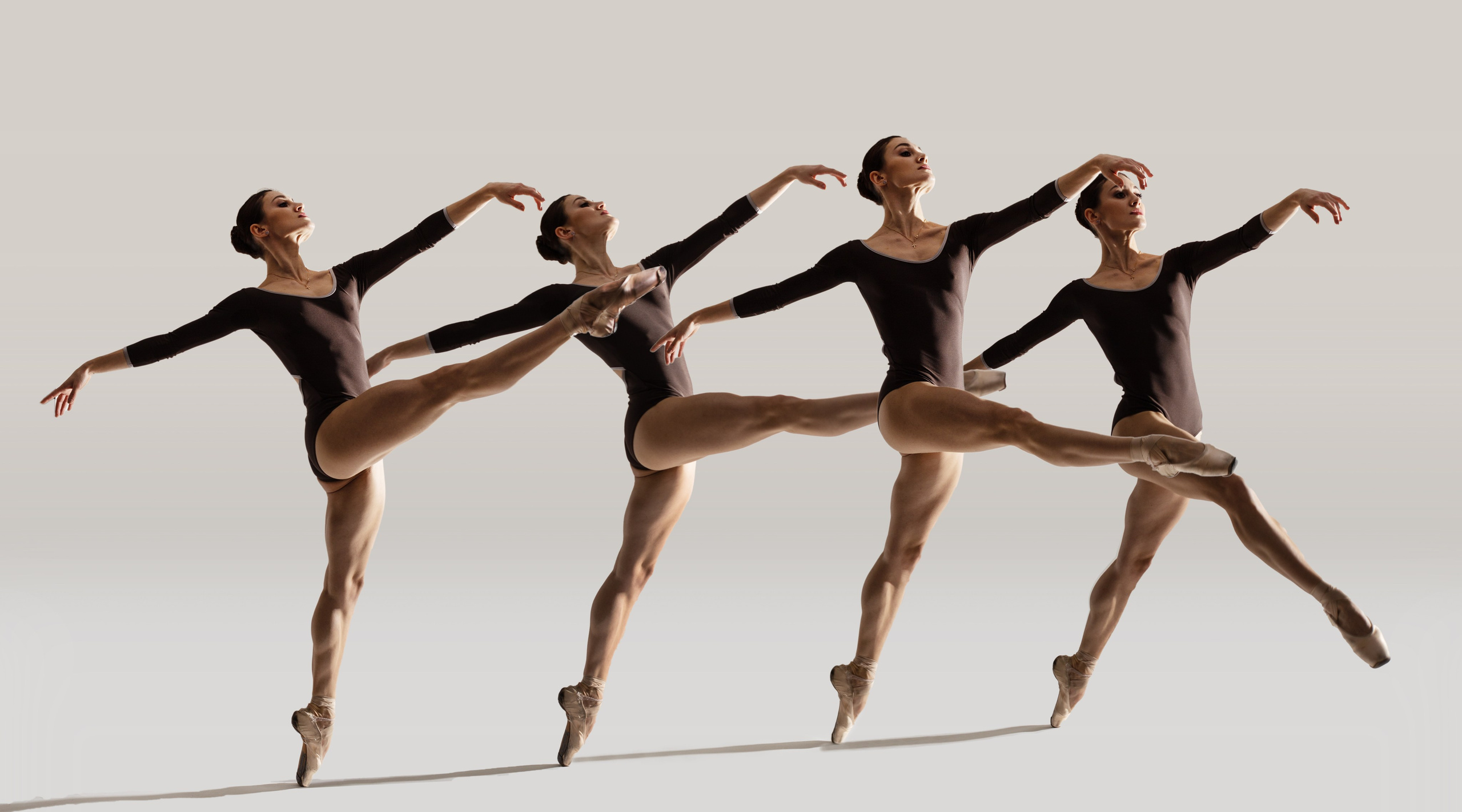 Четыре балетные танцовщицы в движении, студия балетной фотографии, классический танец пуантов