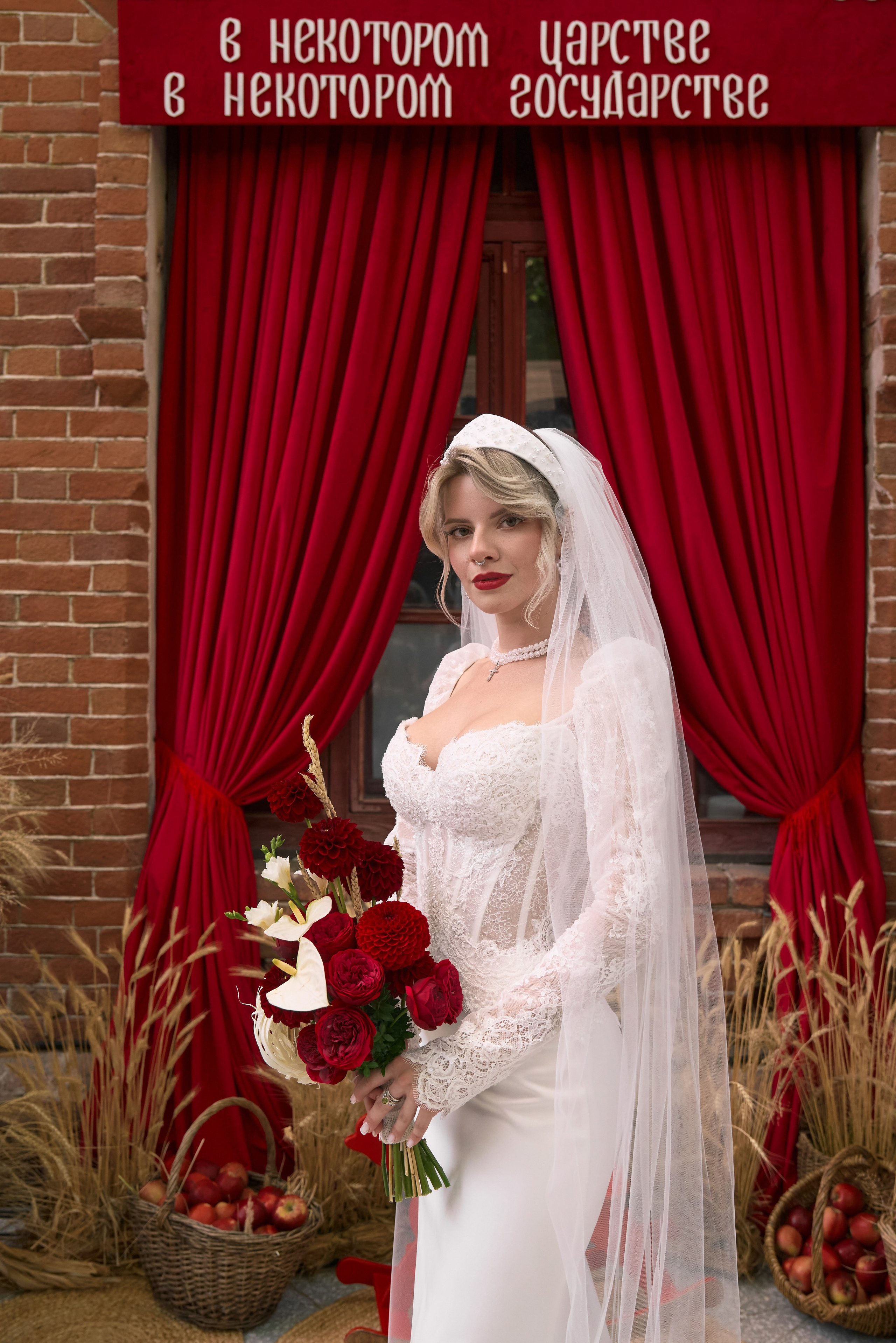 Свадебная фотосессия в русском (славянском) стиле с красным декором