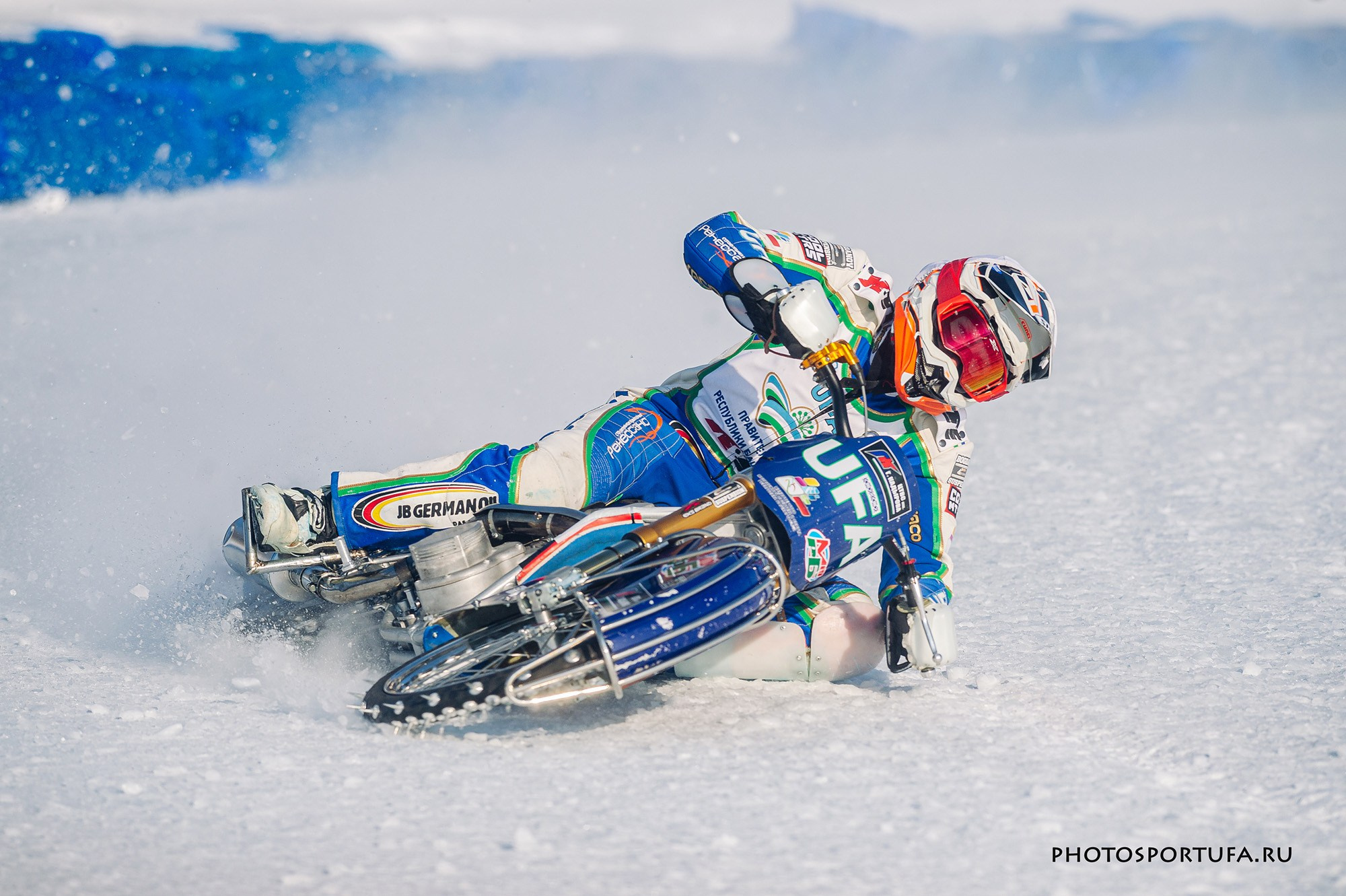 Мотогонку на льду. Спортивный фотограф в Уфе Евгений Буров