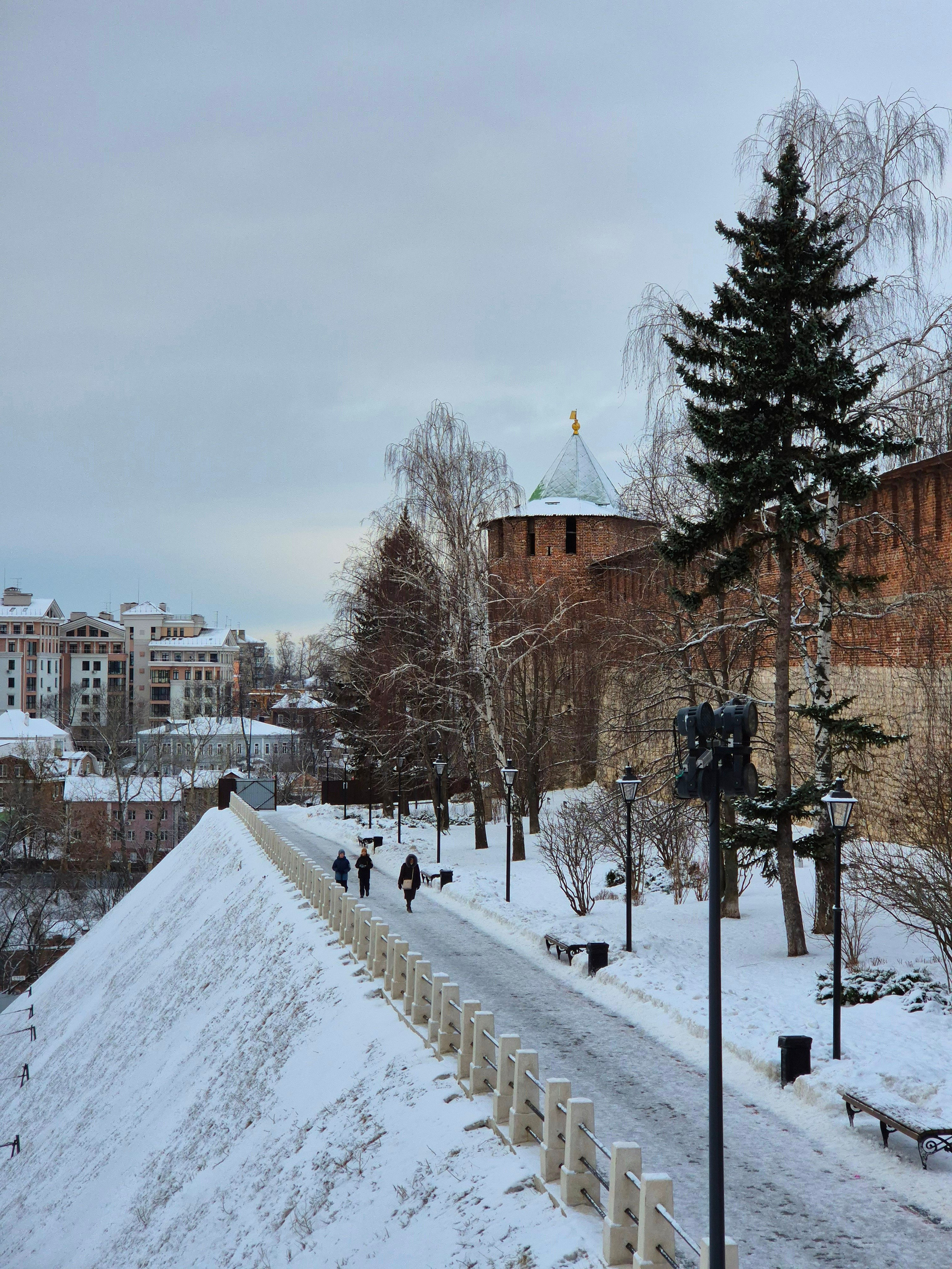 Коромыслова башня, по легенде названная так в честь нижегородки, шедшей за водой на речку Почайну и погибшей в схватке с врагами. Нескольких она успела убить коромыслом, но и сама погибла