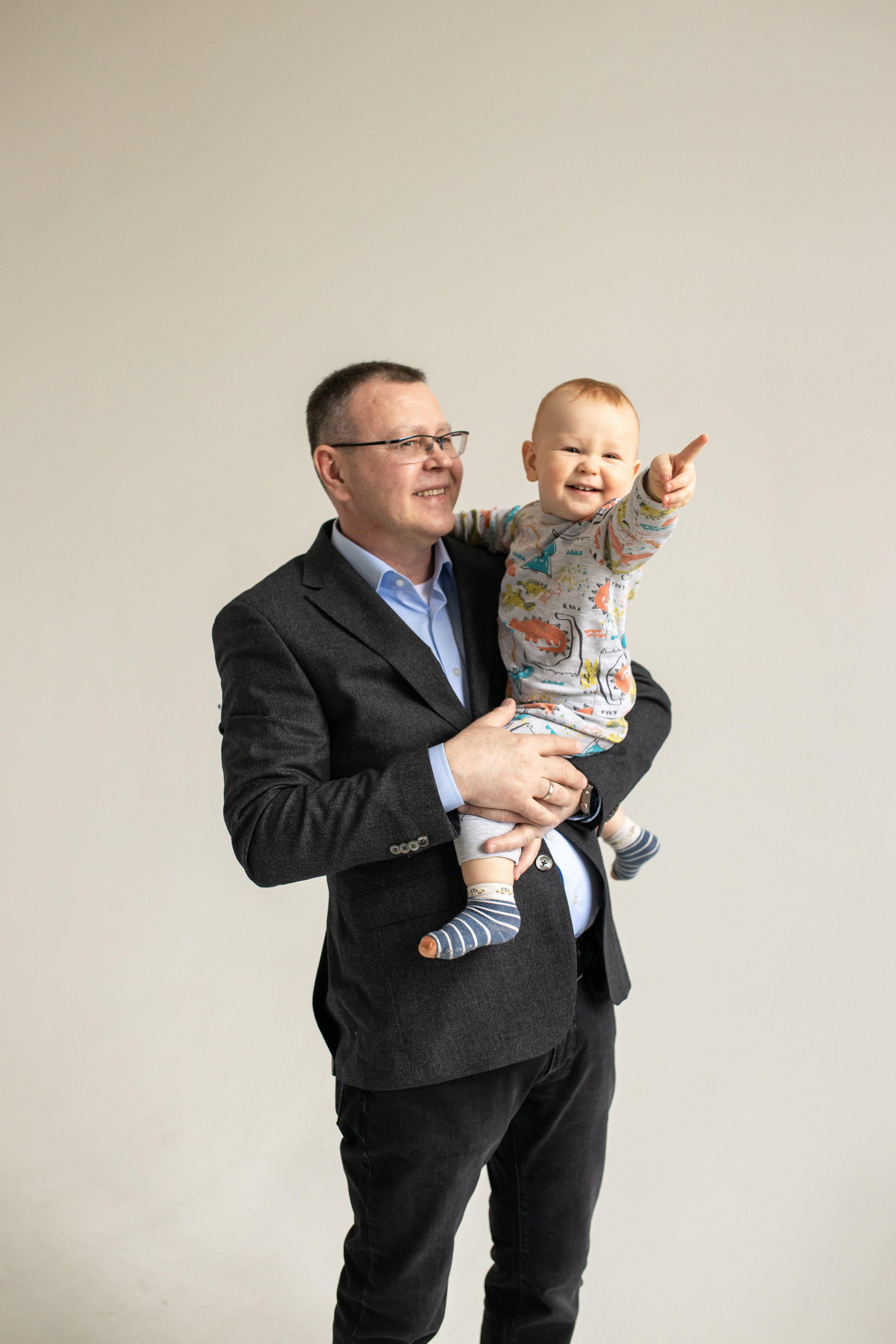 Семейная фотосессия на циклораме с естественным светом. Фотограф в Железнодорожном и Балашихе