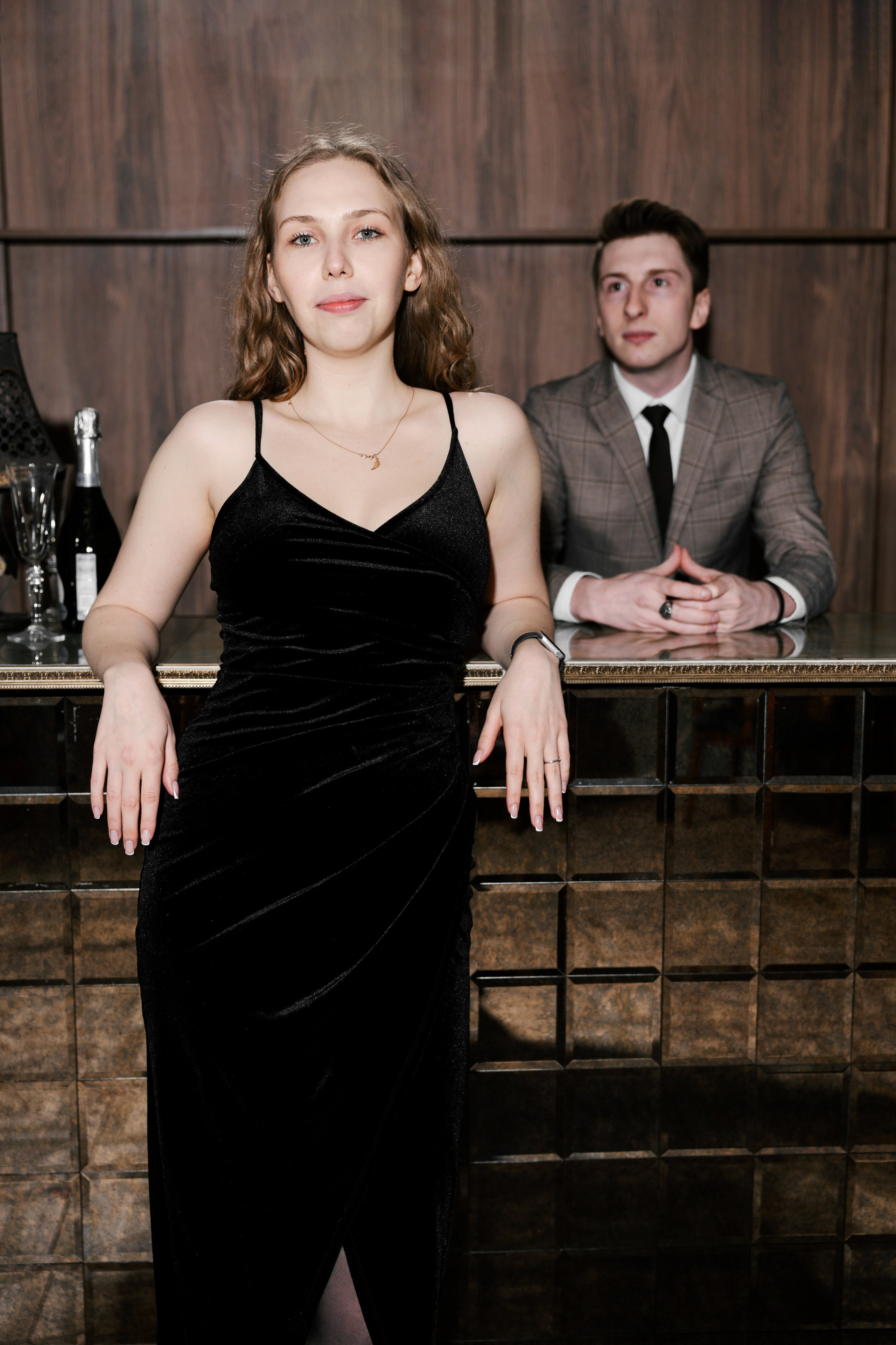 Настя и Антон в библиотеке с баром. Портретный и свадебный фотограф в Москве Даша Потоцкая