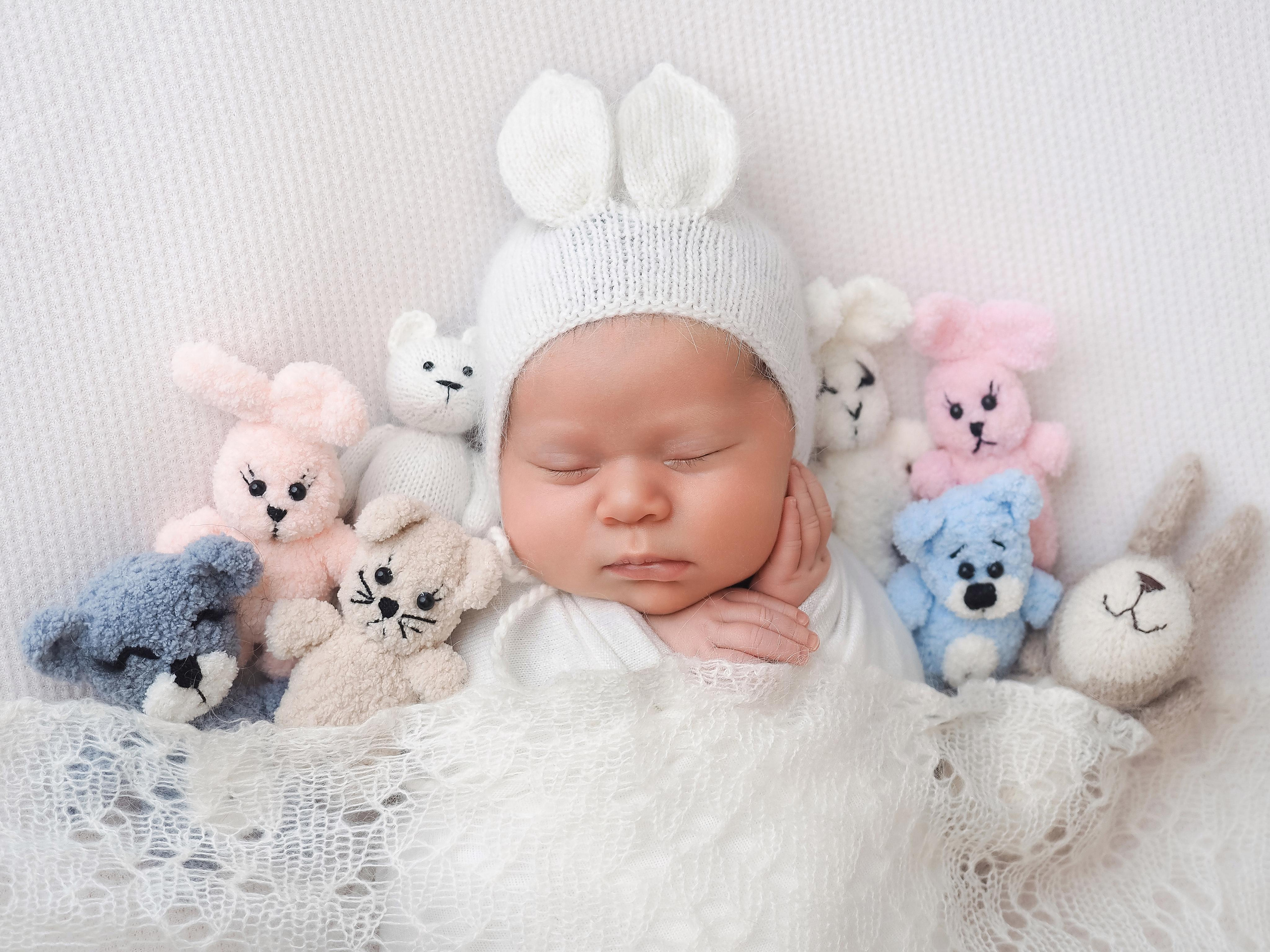 фотосессия новорожденного в образе зайчика с игрушками
