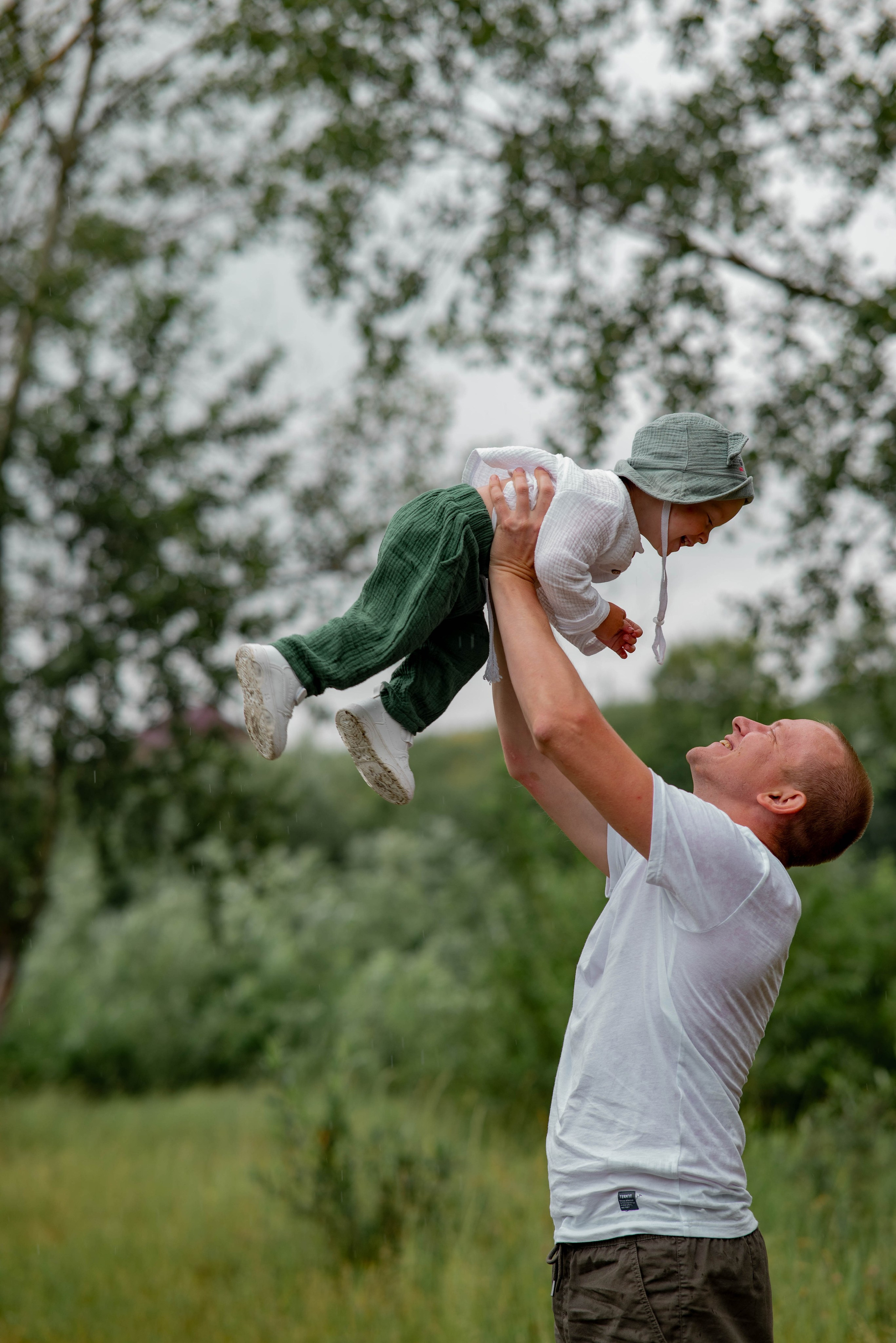 Молодая семья в лесной зоне. Семейный и свадебный фотограф в Абакане Юлия Су