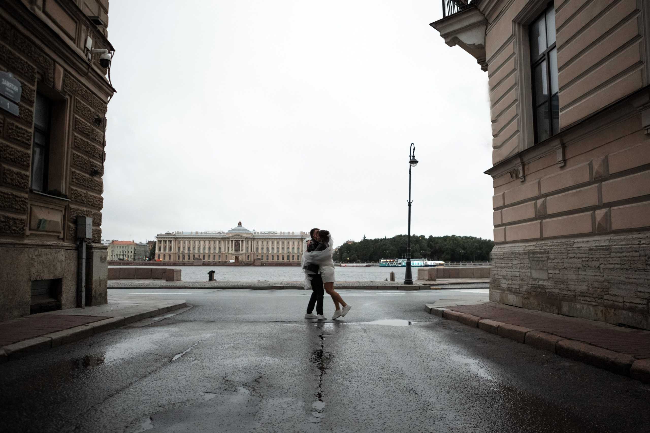 Свадебная фотопрогулка в ночном Петербурге